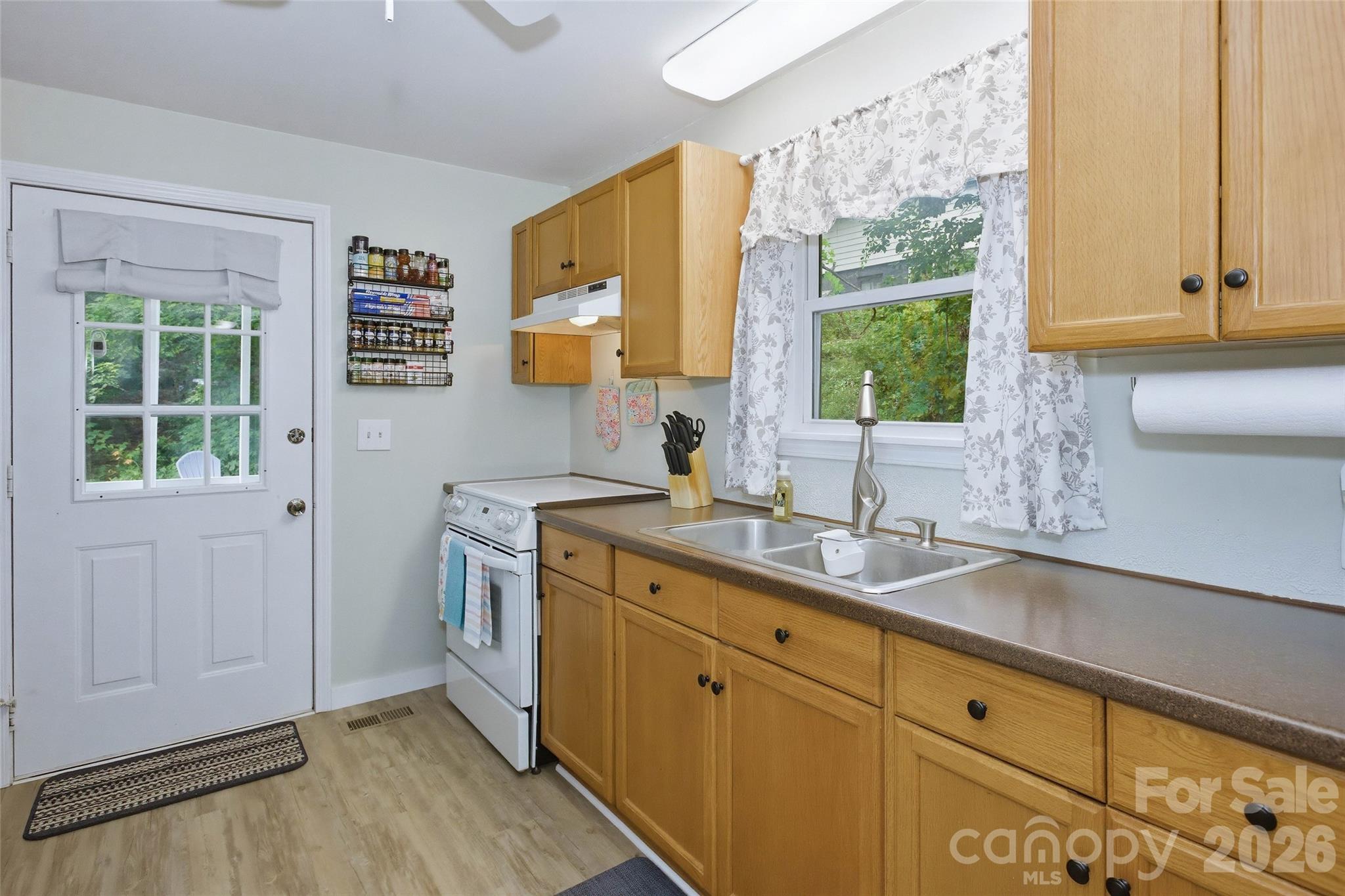 83 E View Street Property Photo 28