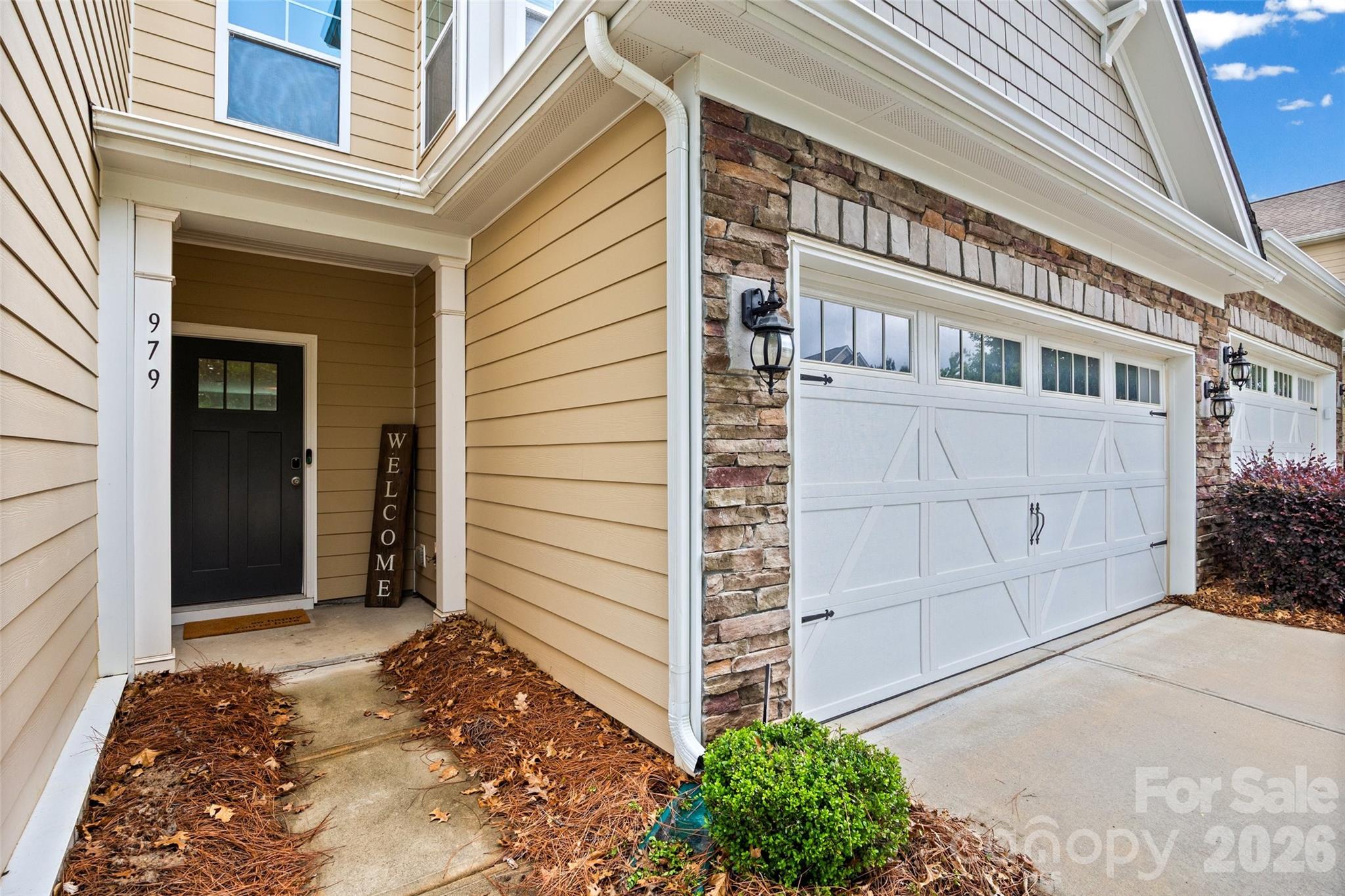 979 Pennington Drive Property Photo 2