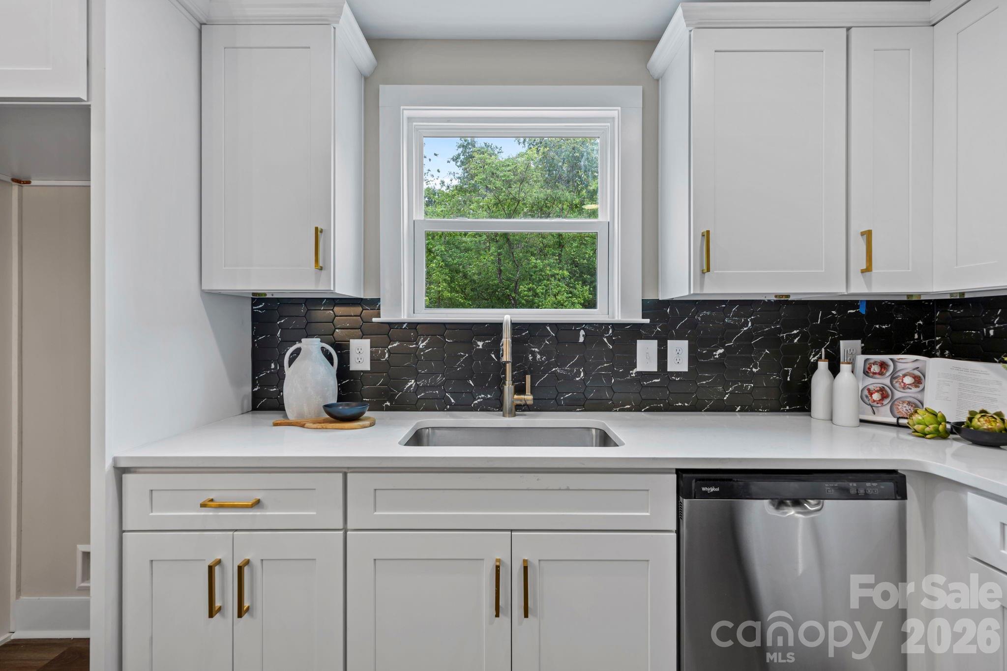 607 N Dixie Street Property Photo 4