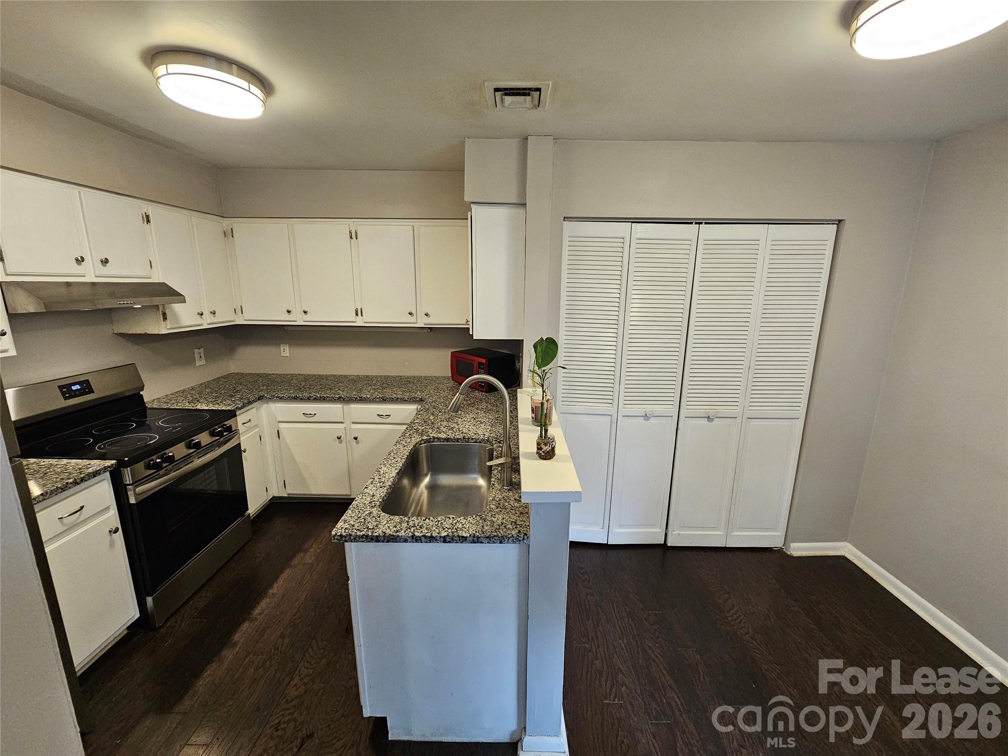 4811 Spring Lake Drive E Property Photo 9