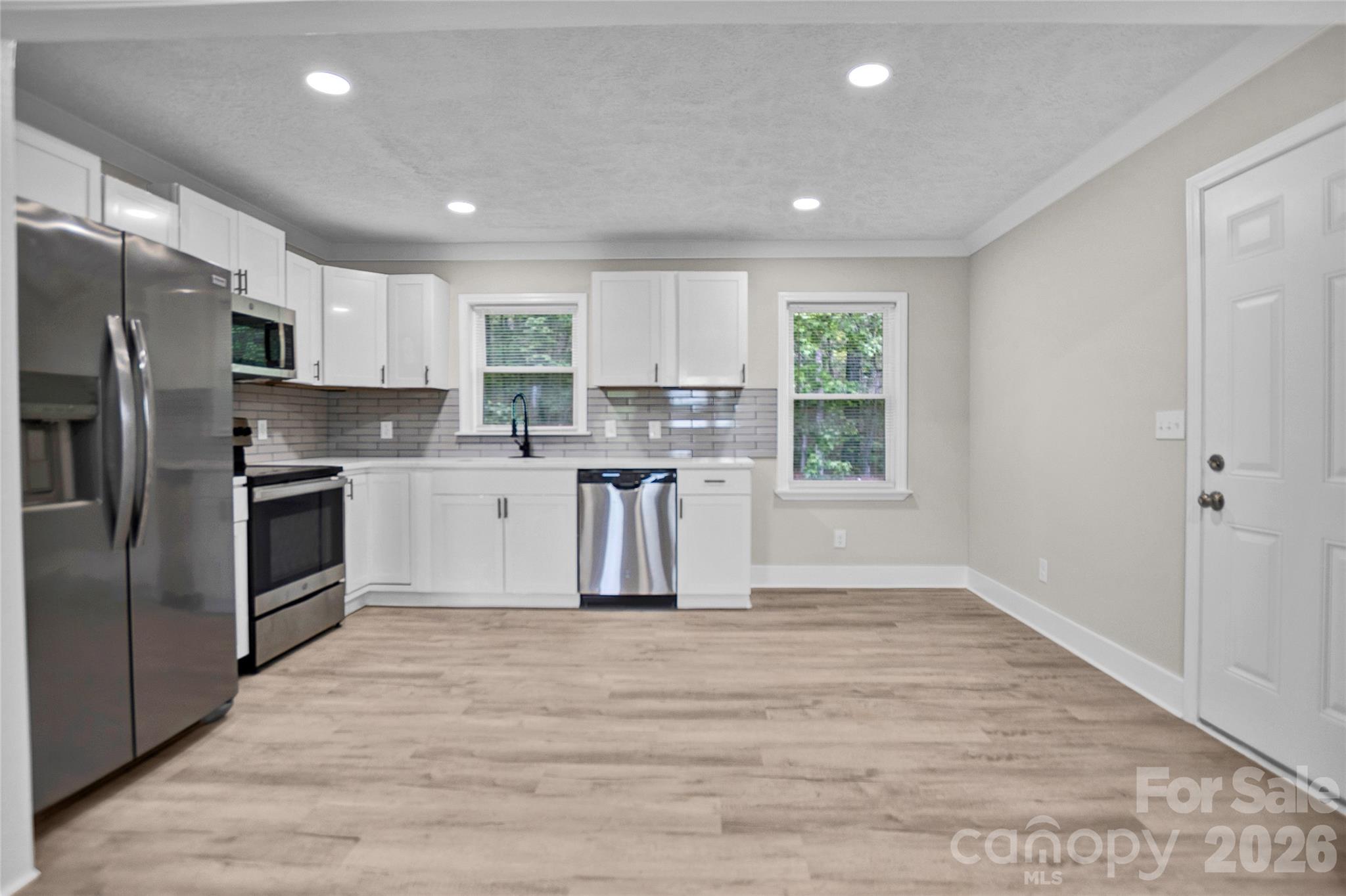 6957 Vintage Road Property Photo 4