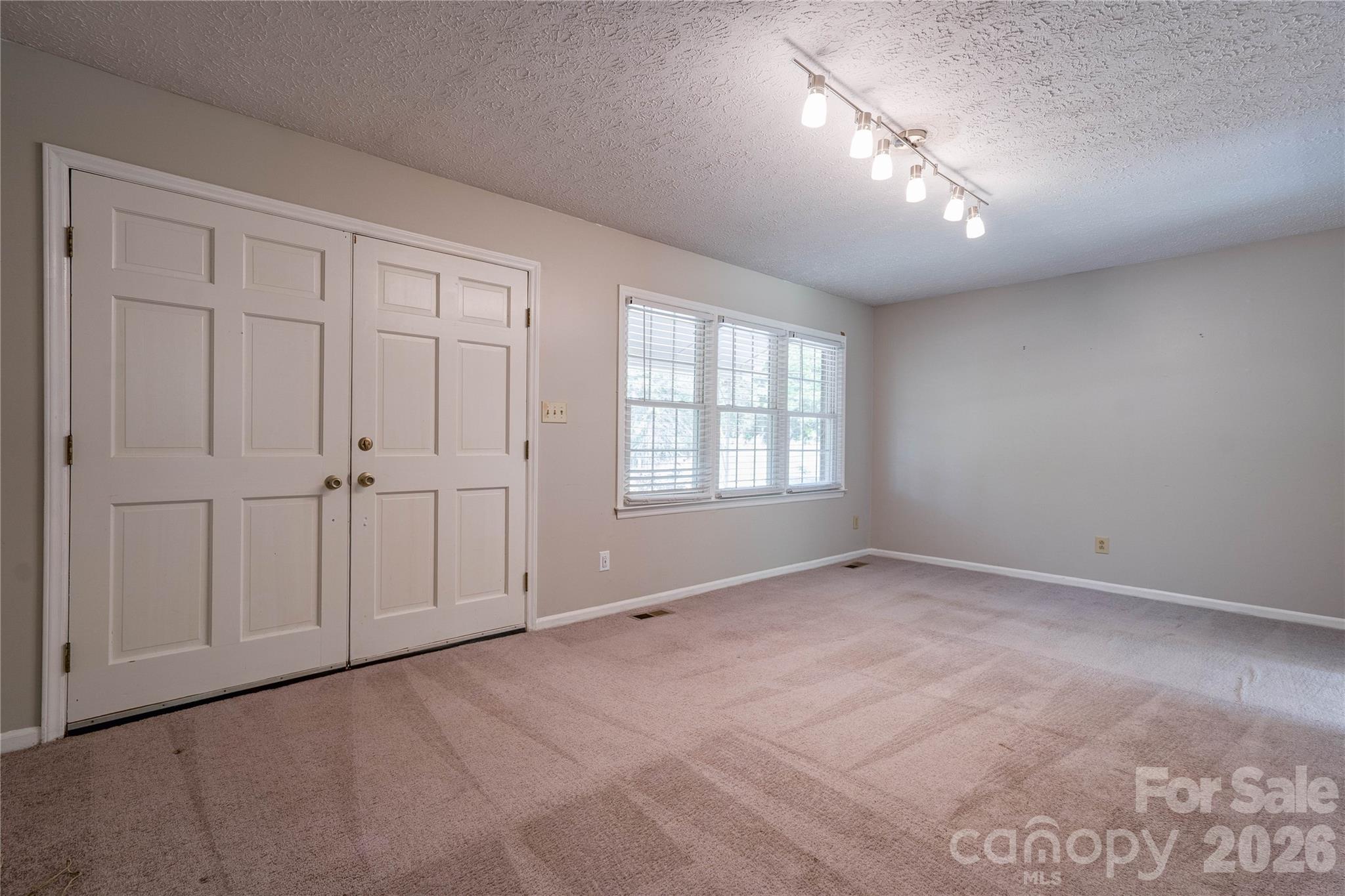 111 Harbor Point Drive Property Photo 3