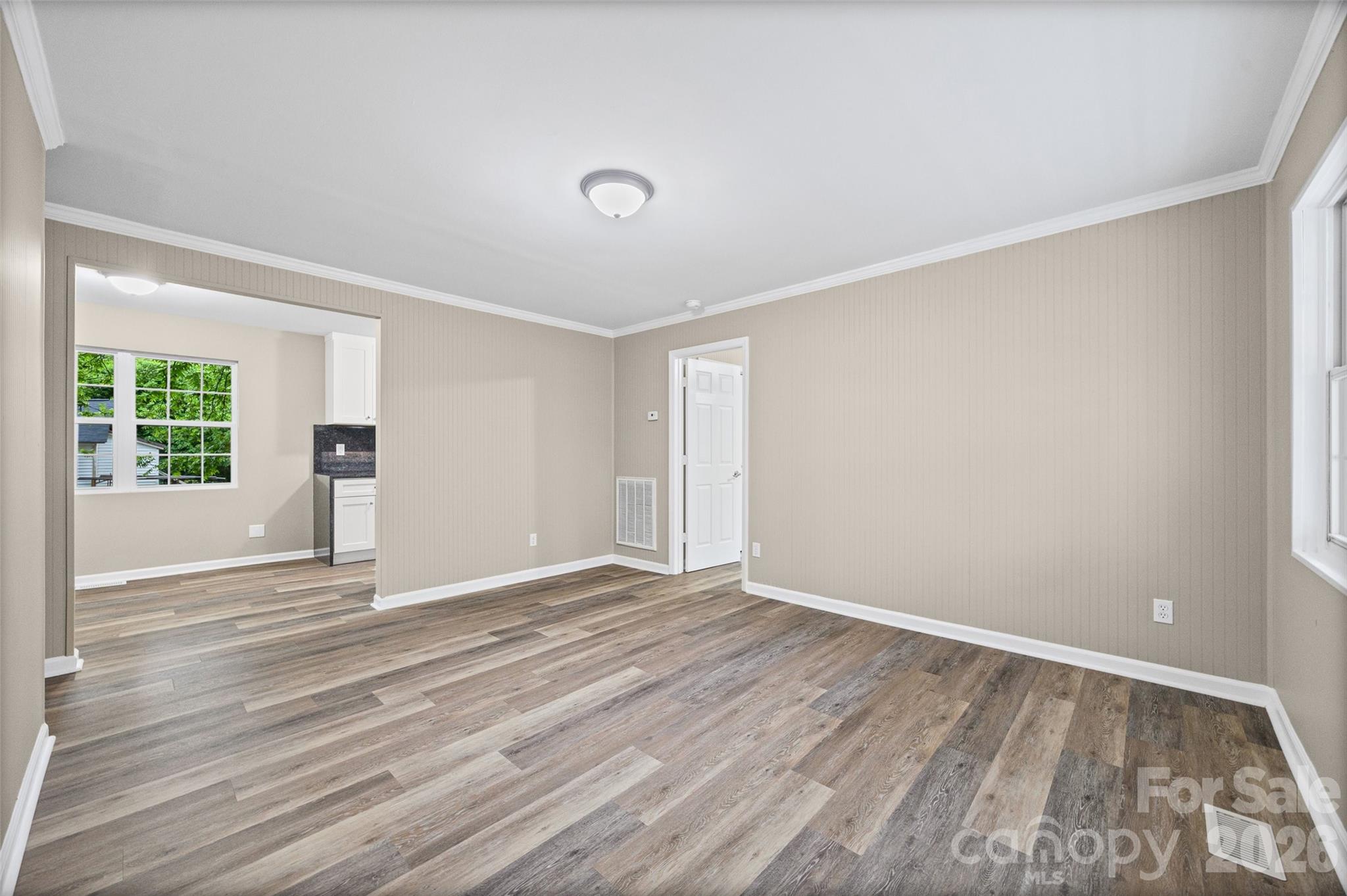 327 E Morrow Avenue Property Photo 4