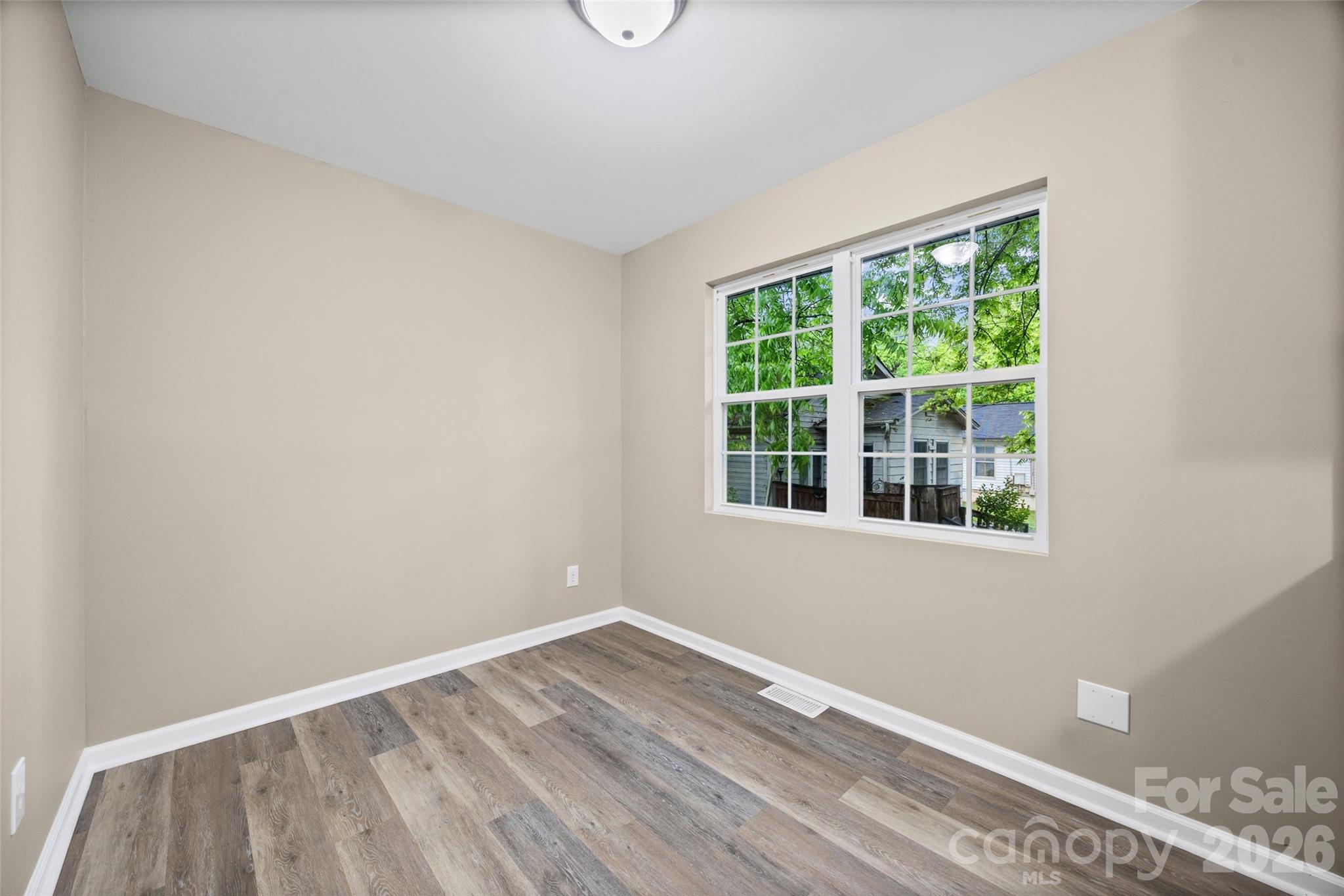 327 E Morrow Avenue Property Photo 7