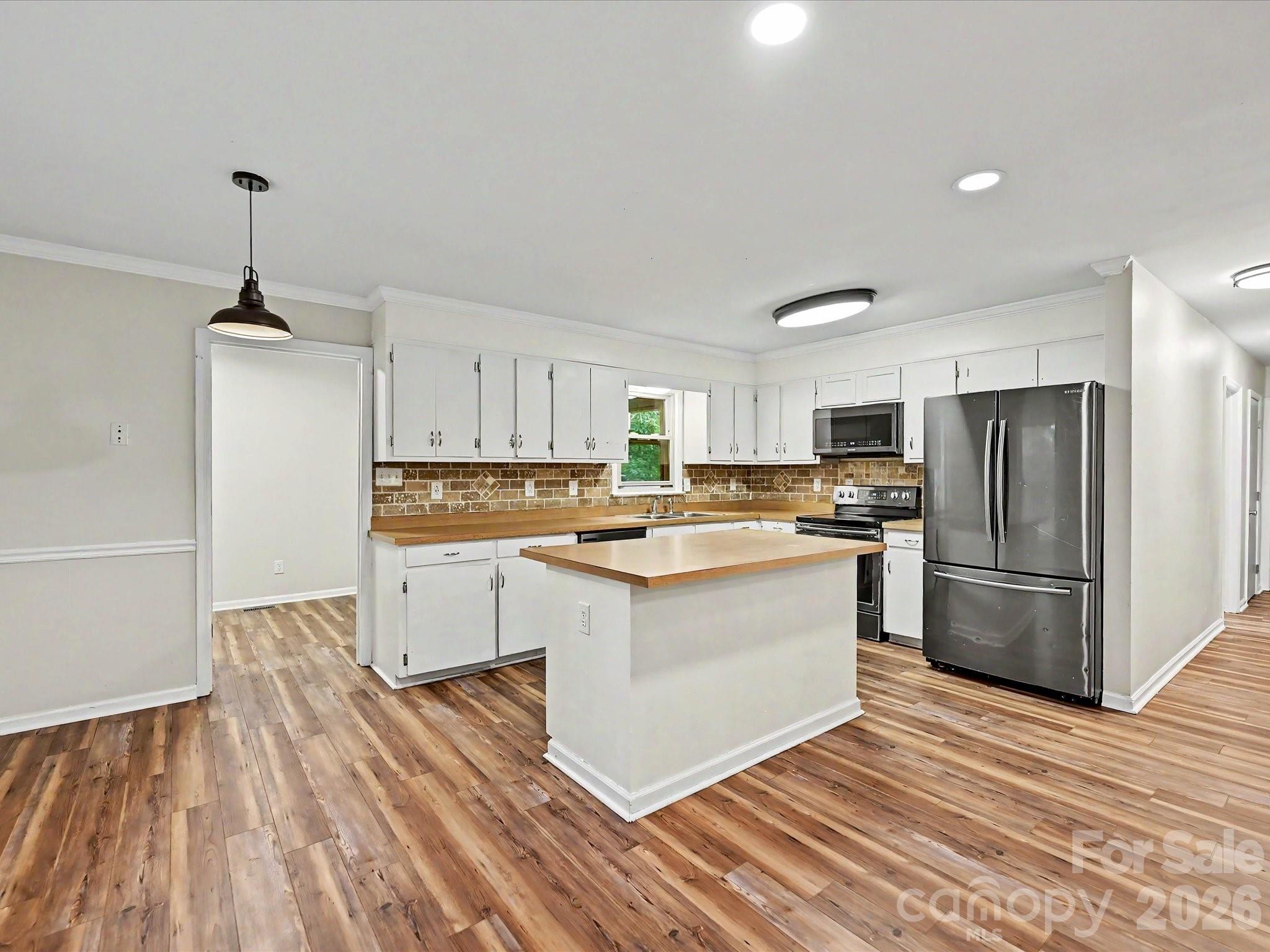 1123 S Forest Hills School Road Property Photo 8