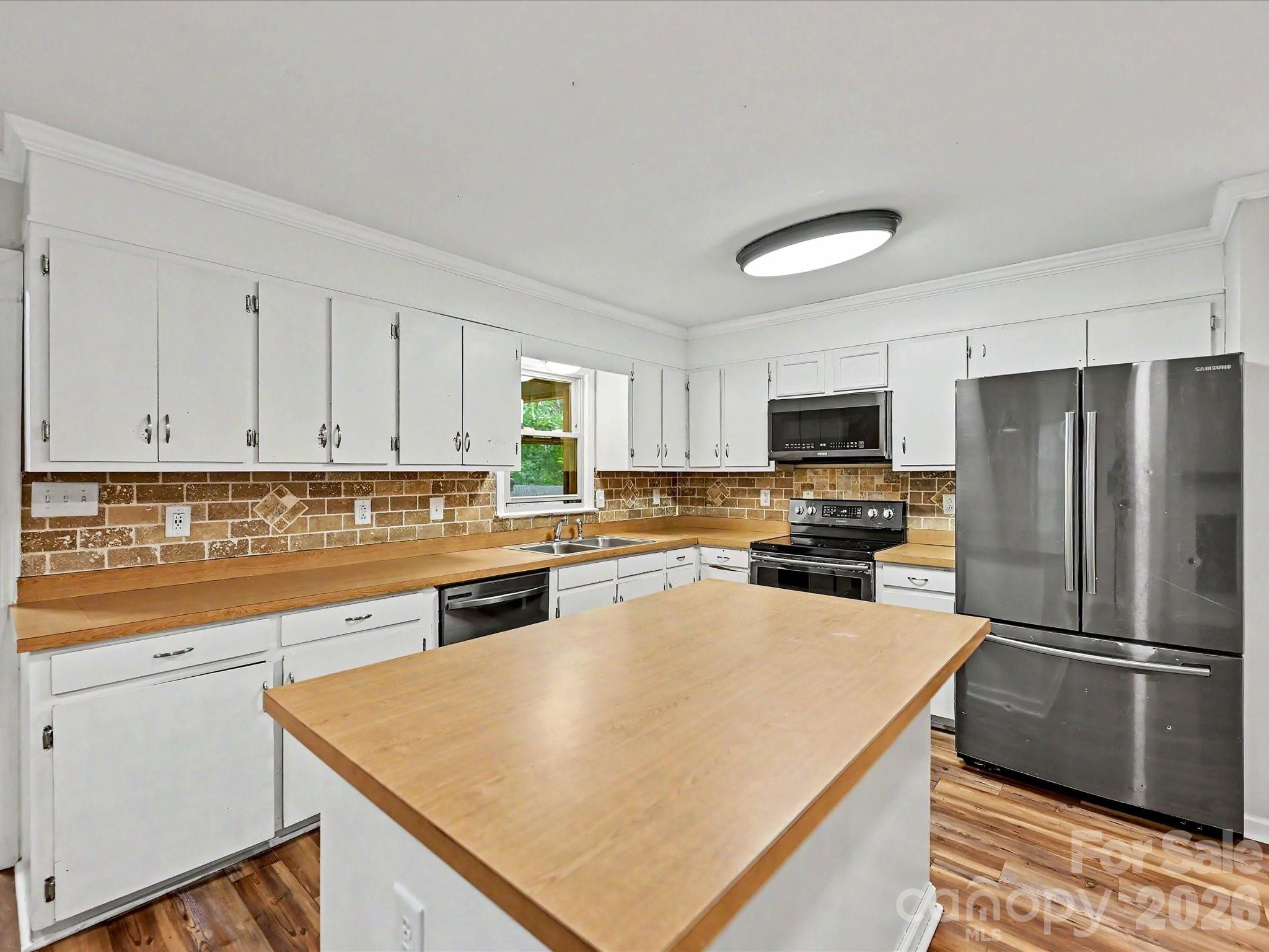 1123 S Forest Hills School Road Property Photo 9