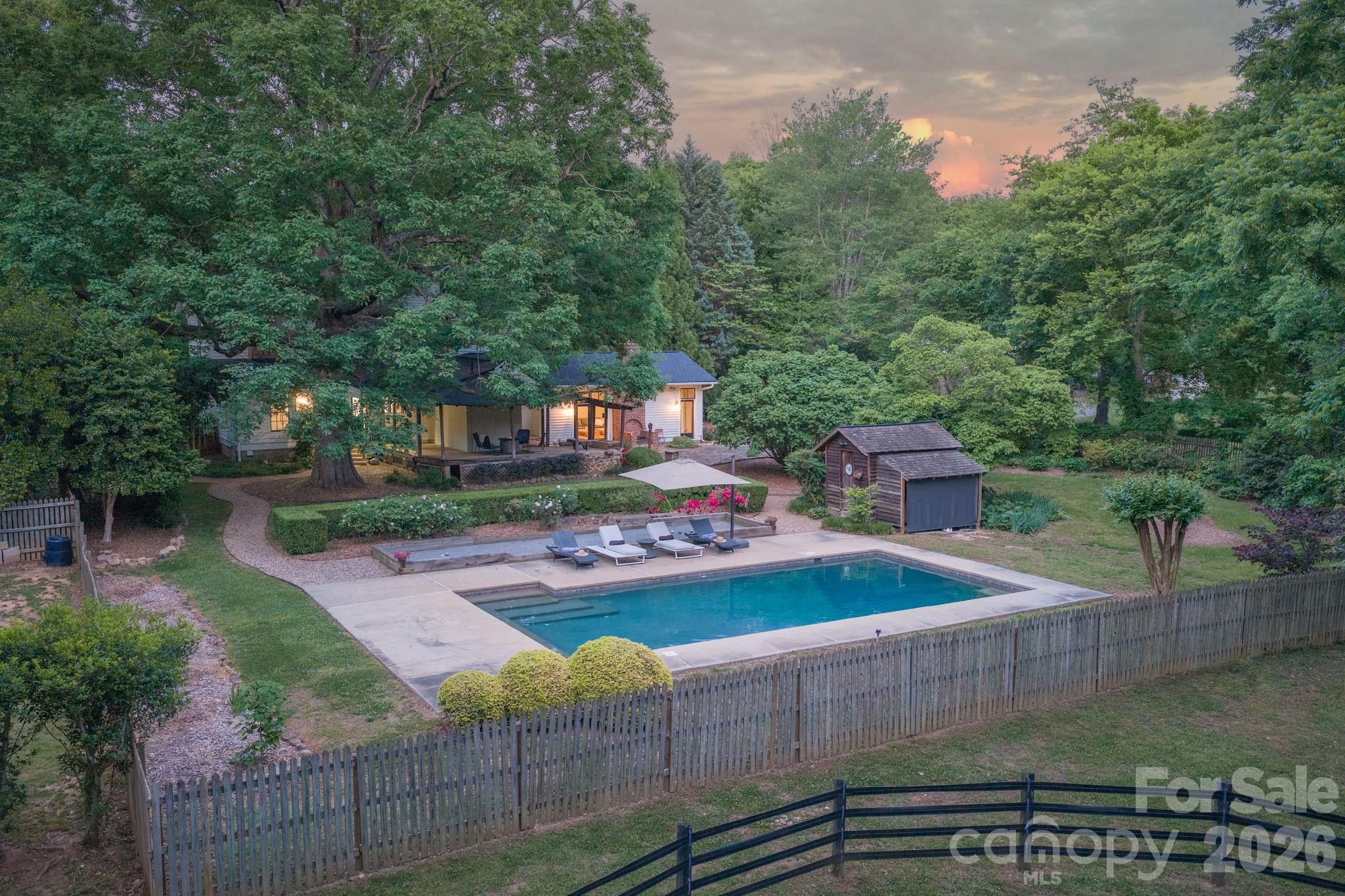 10915 Beatties Ford Road Property Photo 1