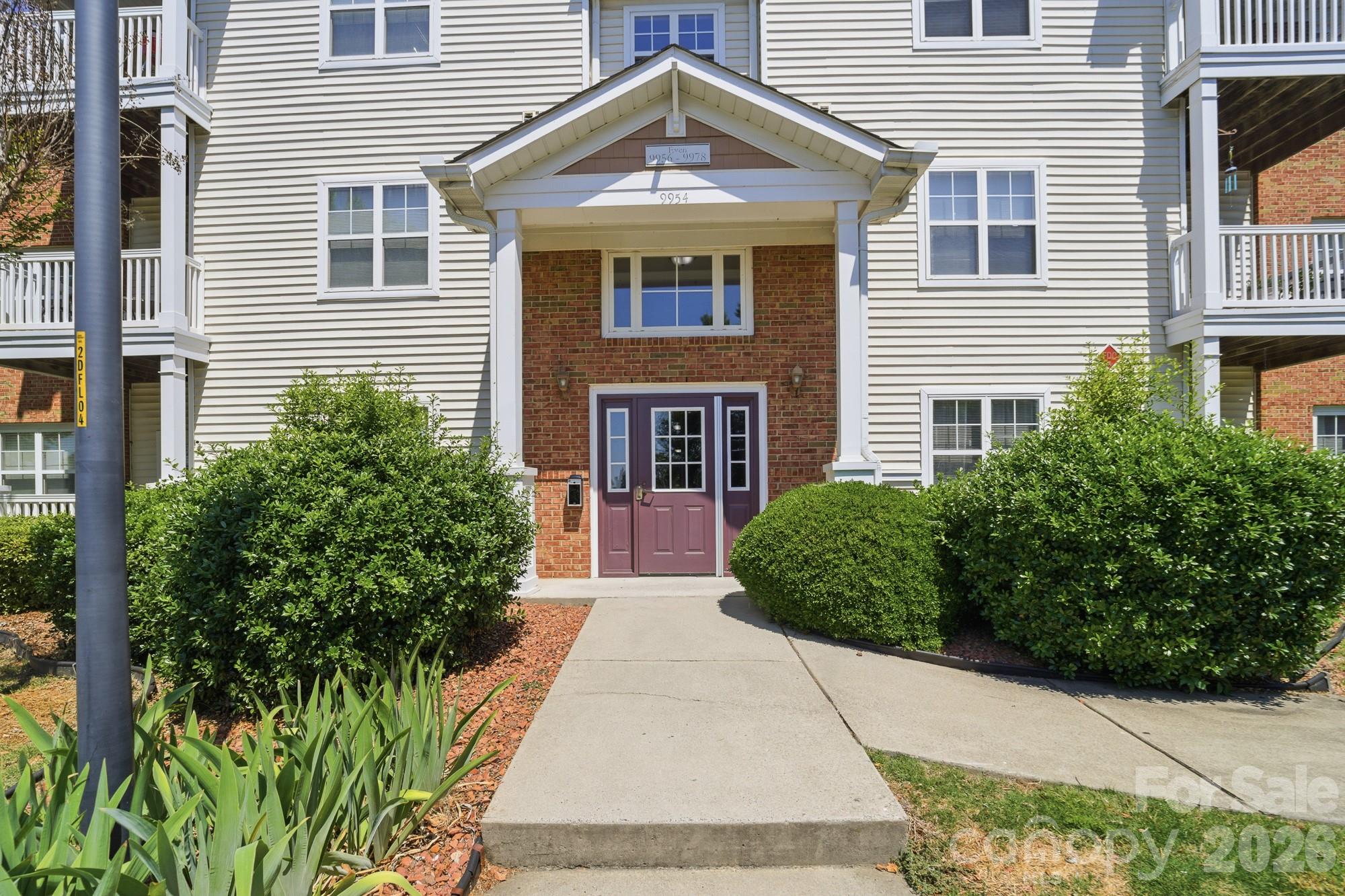 9976 Hyde Glen Court Property Photo 3