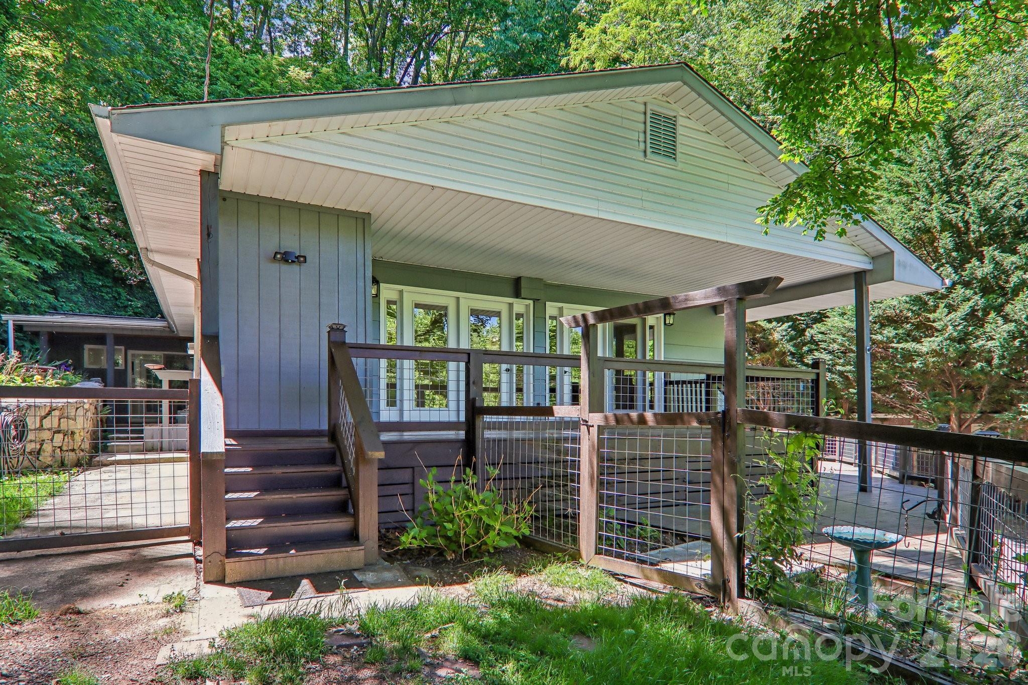224 Highlands Loop Property Photo 1