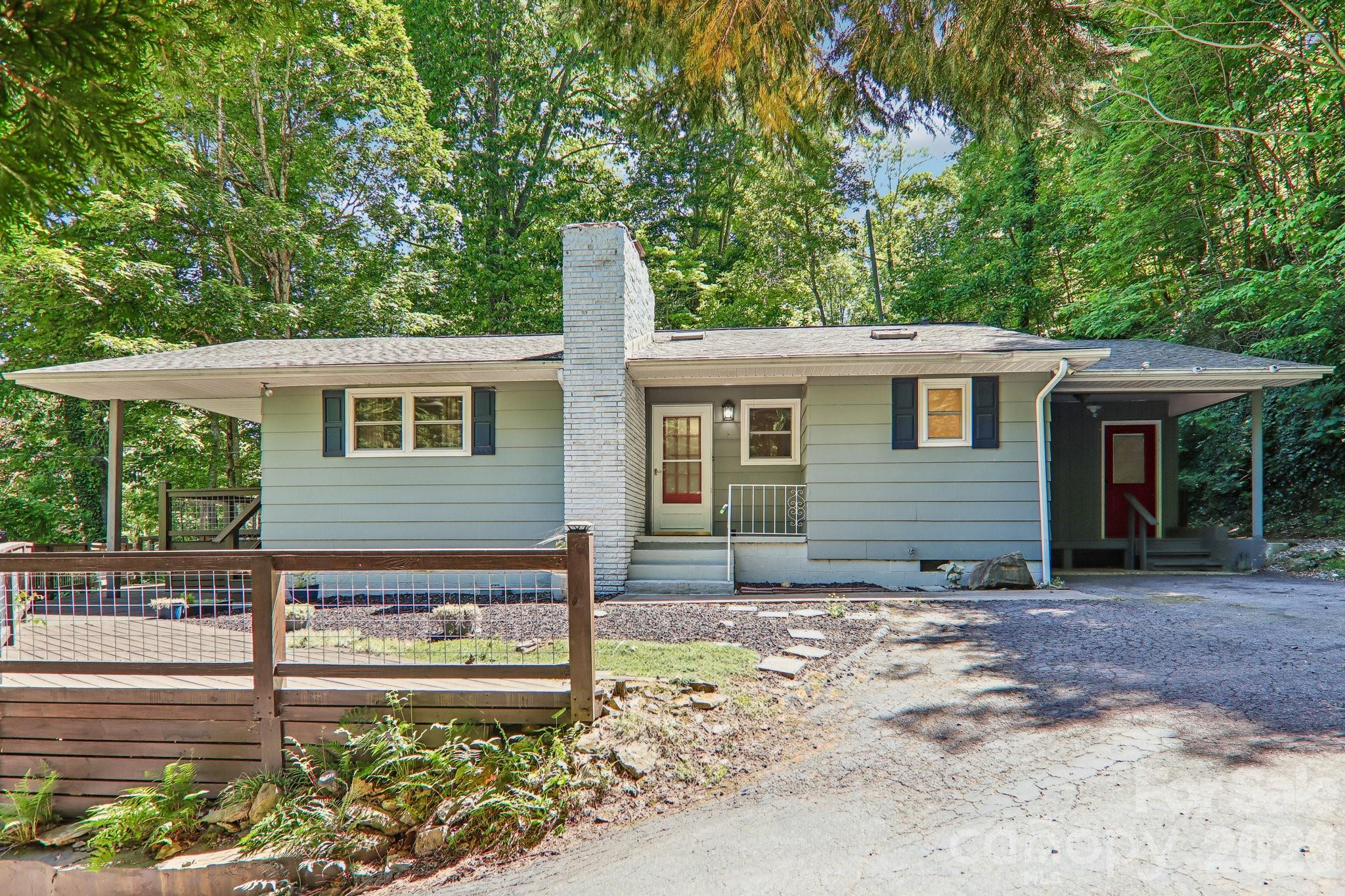 224 Highlands Loop Property Photo 5
