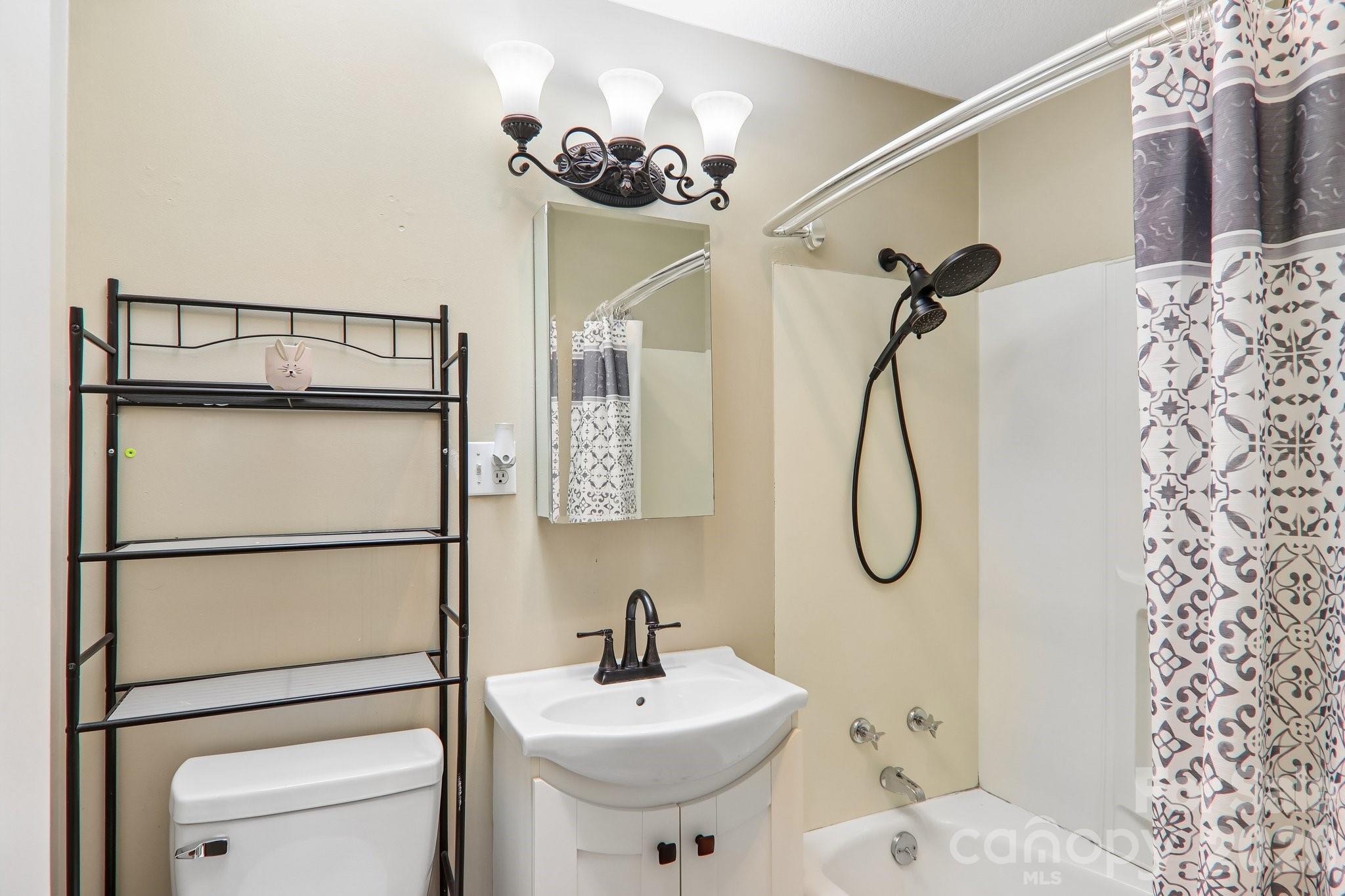 224 Highlands Loop Property Photo 32