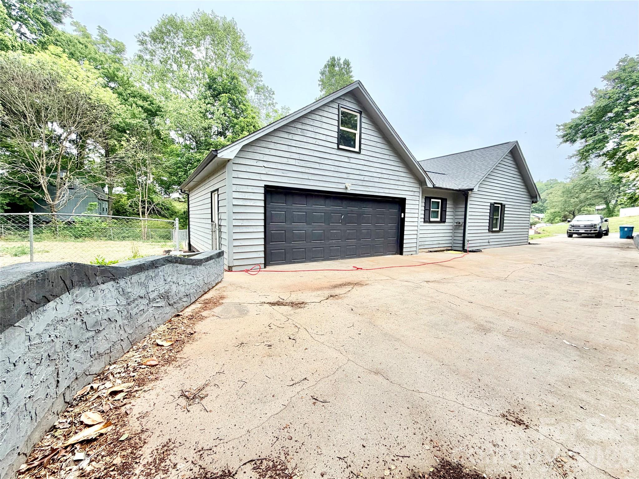 1586 Kenlane Drive Property Photo 3