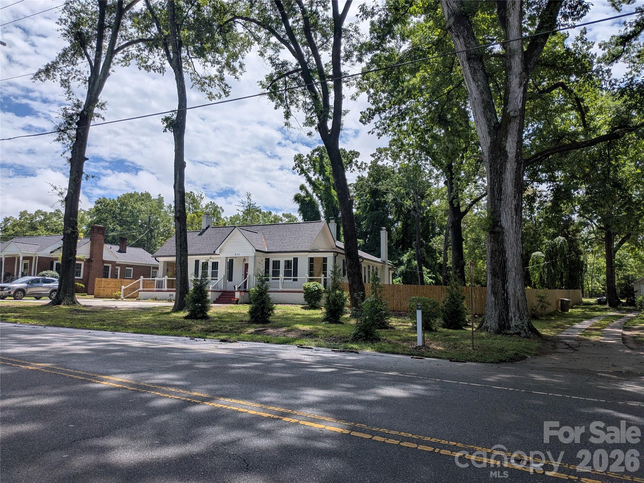 933 W Warren Street Property Photo 2