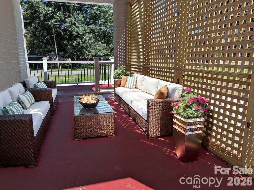 933 W Warren Street Property Photo 5