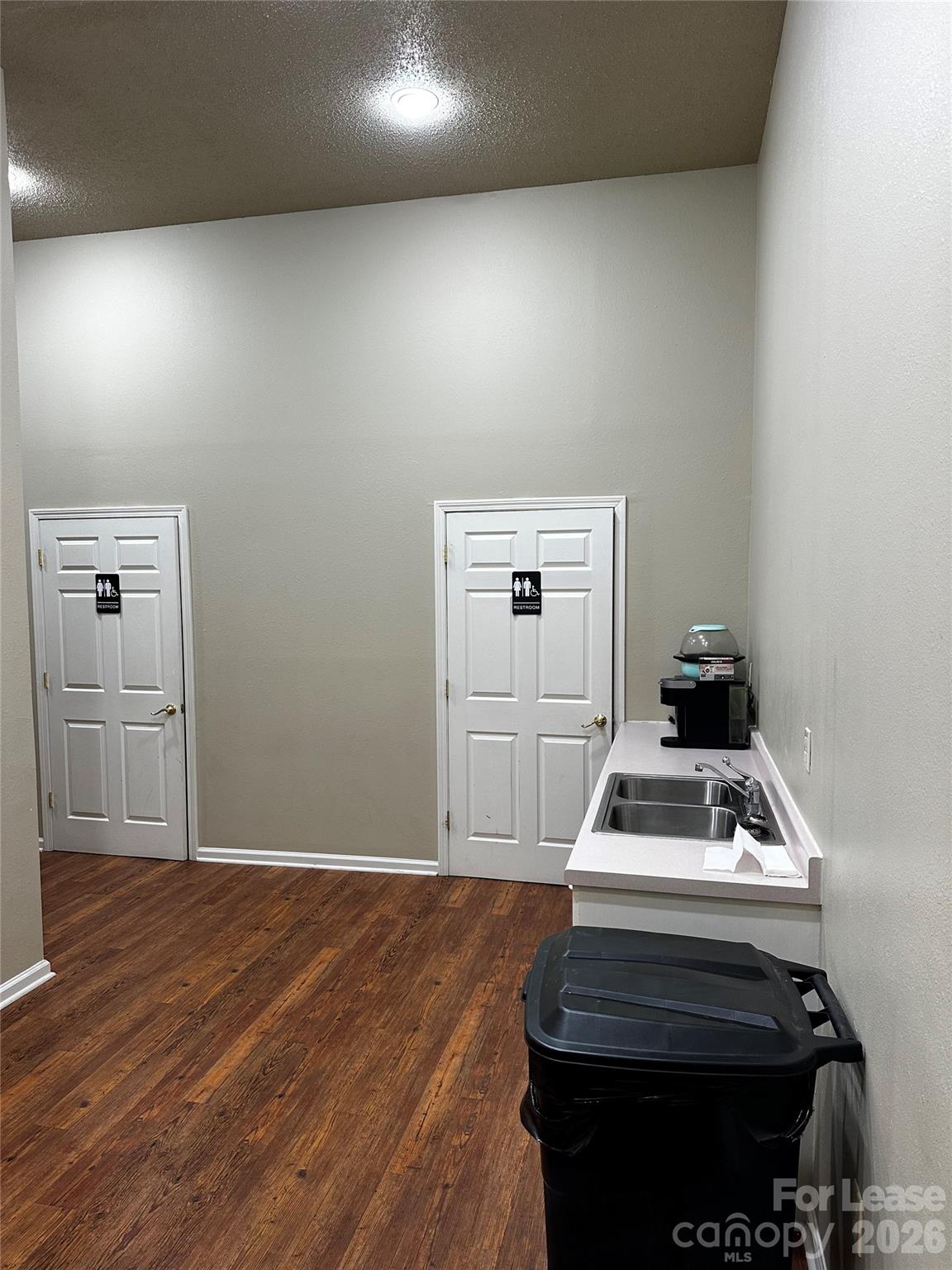 1902 S Main Street Property Photo 4