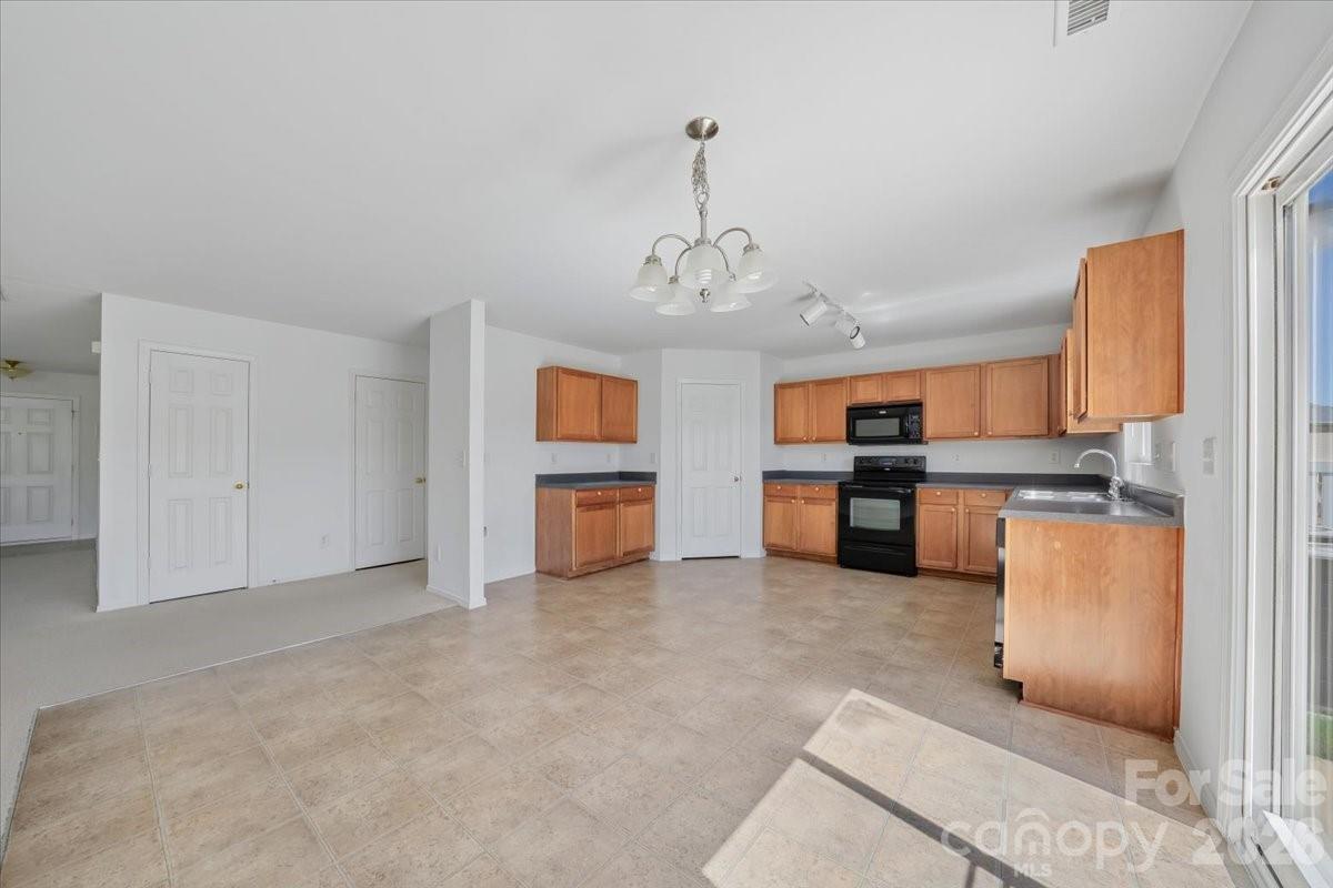 1000 Silverberry Street Property Photo 13