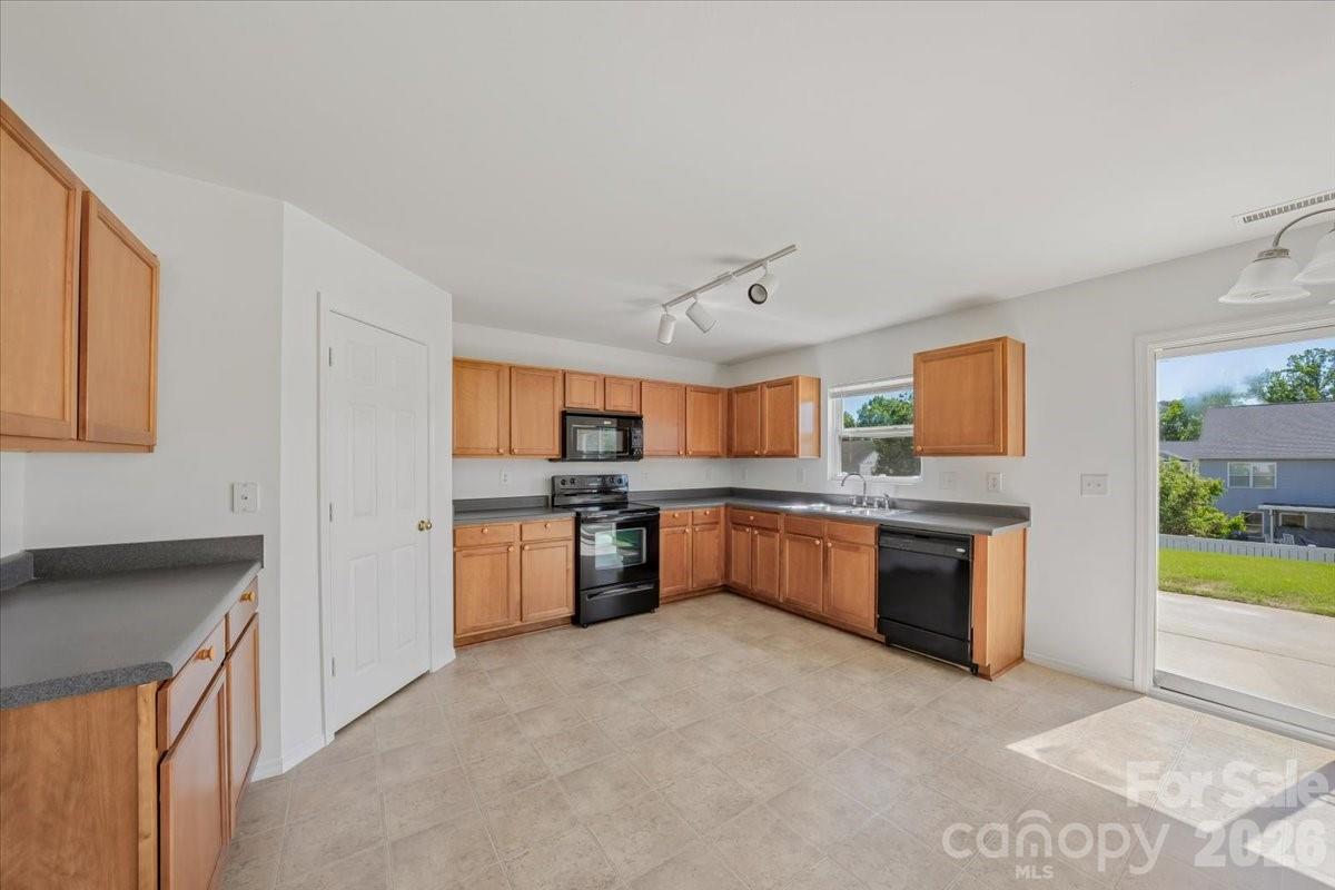 1000 Silverberry Street Property Photo 16