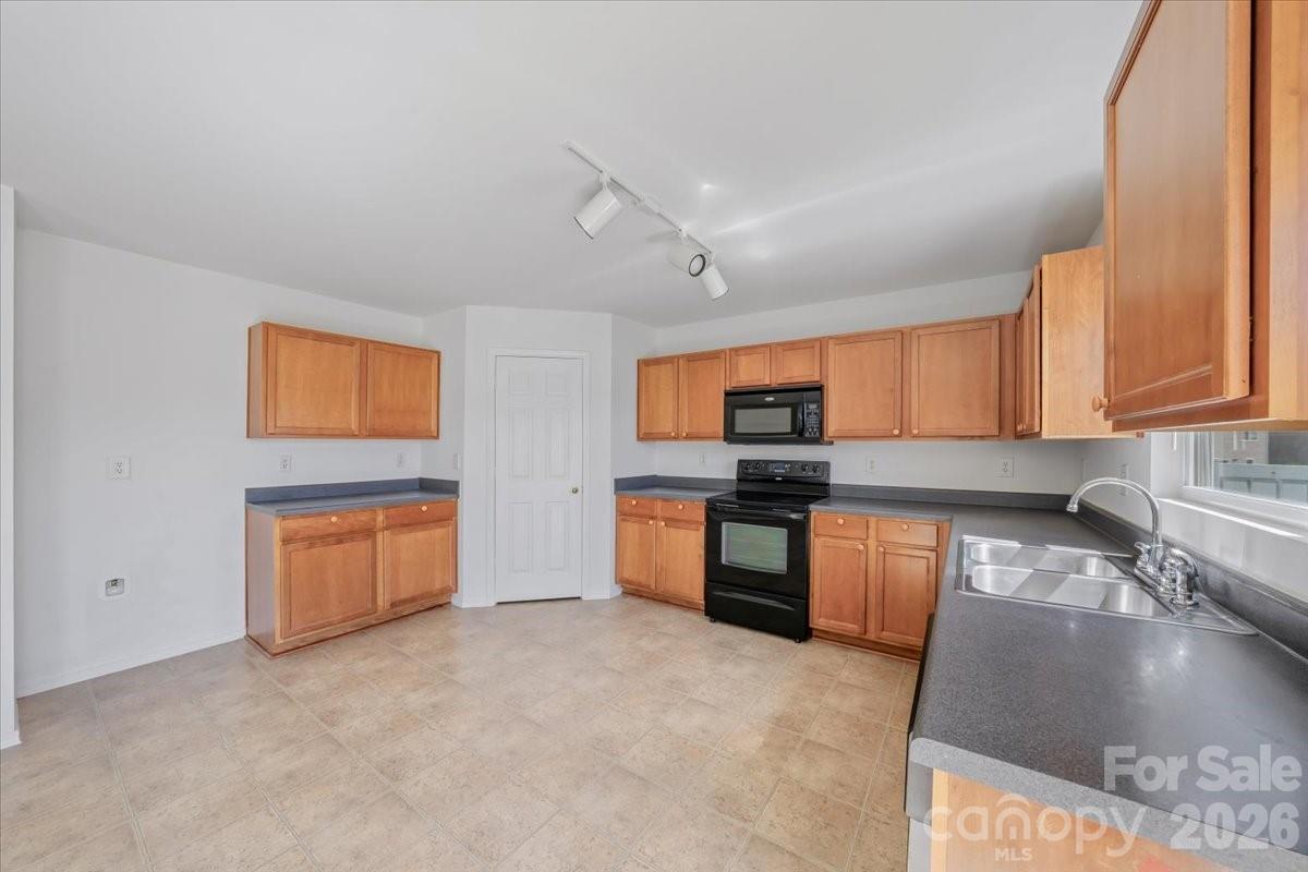 1000 Silverberry Street Property Photo 18
