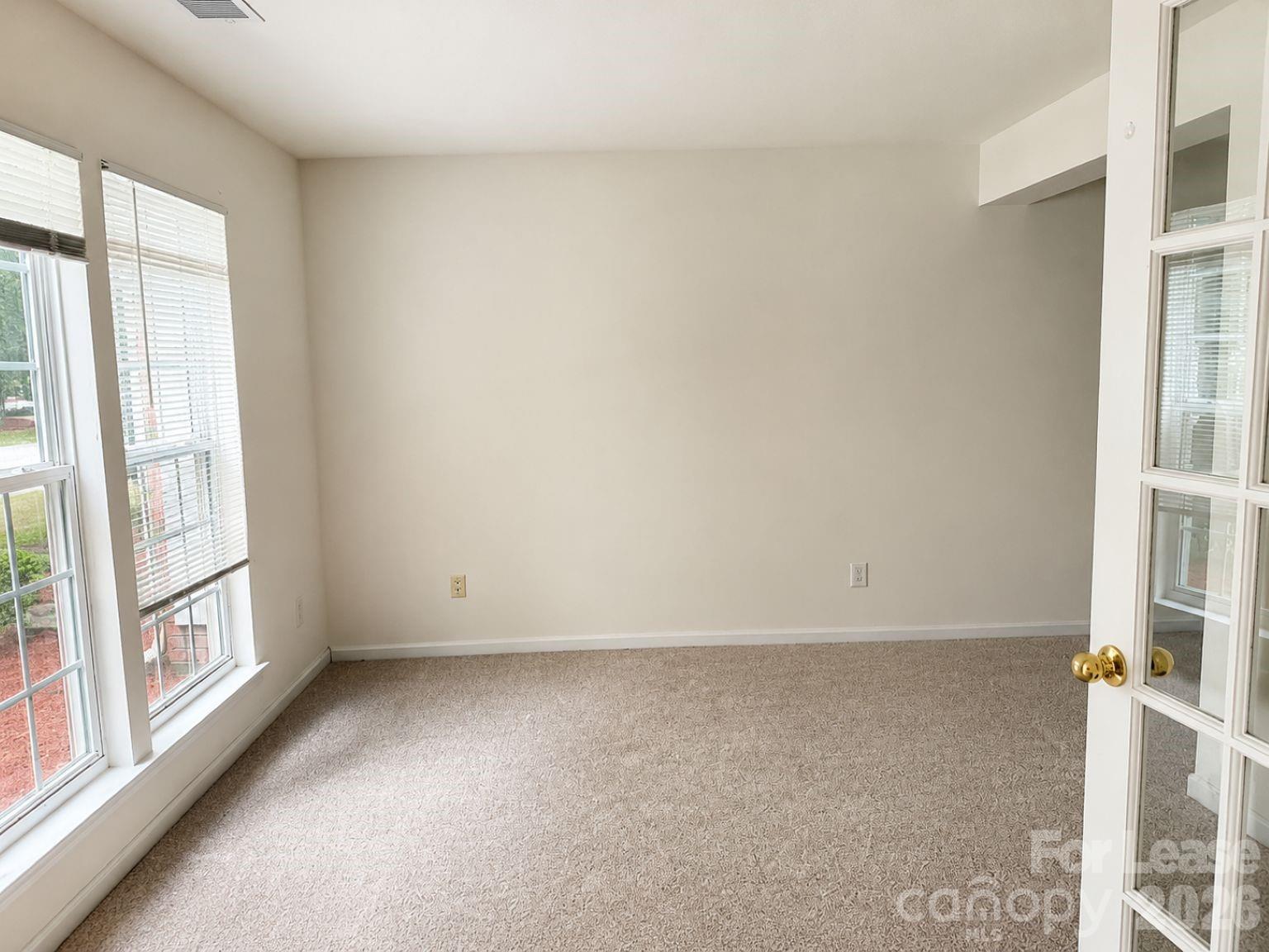 913 Tiger Lane Property Photo 3