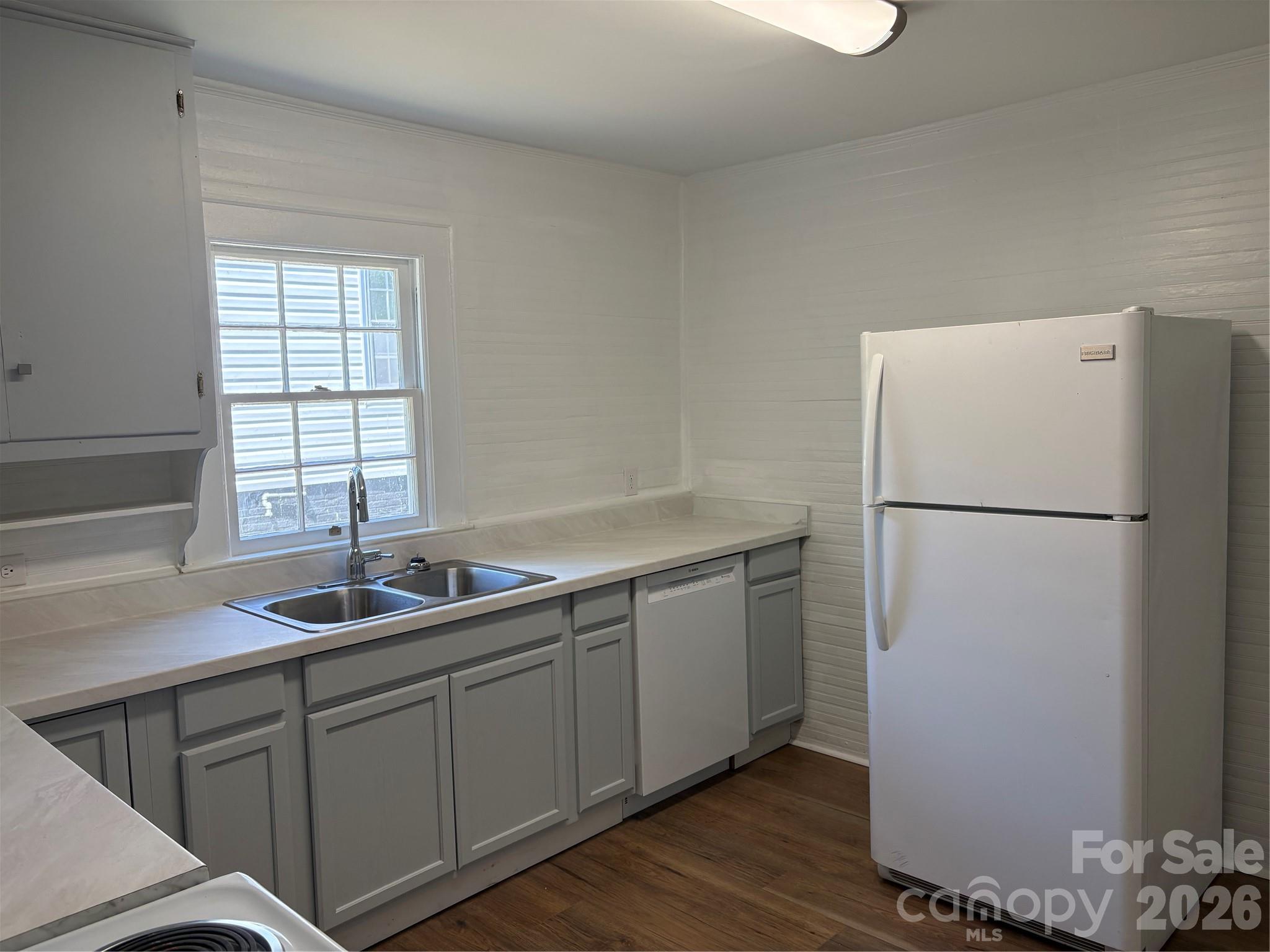 597 Harris Street Property Photo 2