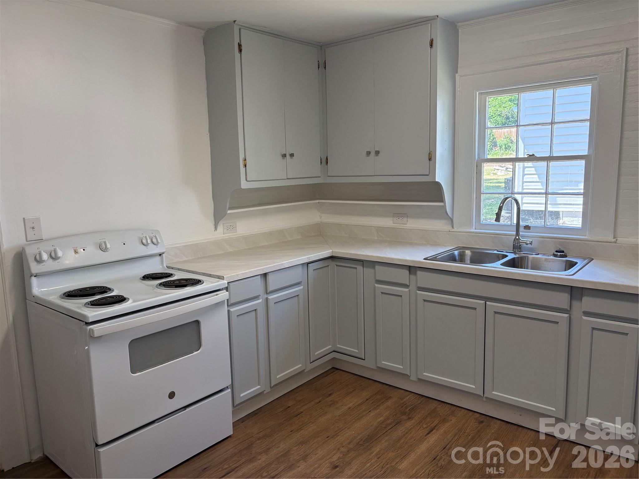 597 Harris Street Property Photo 3