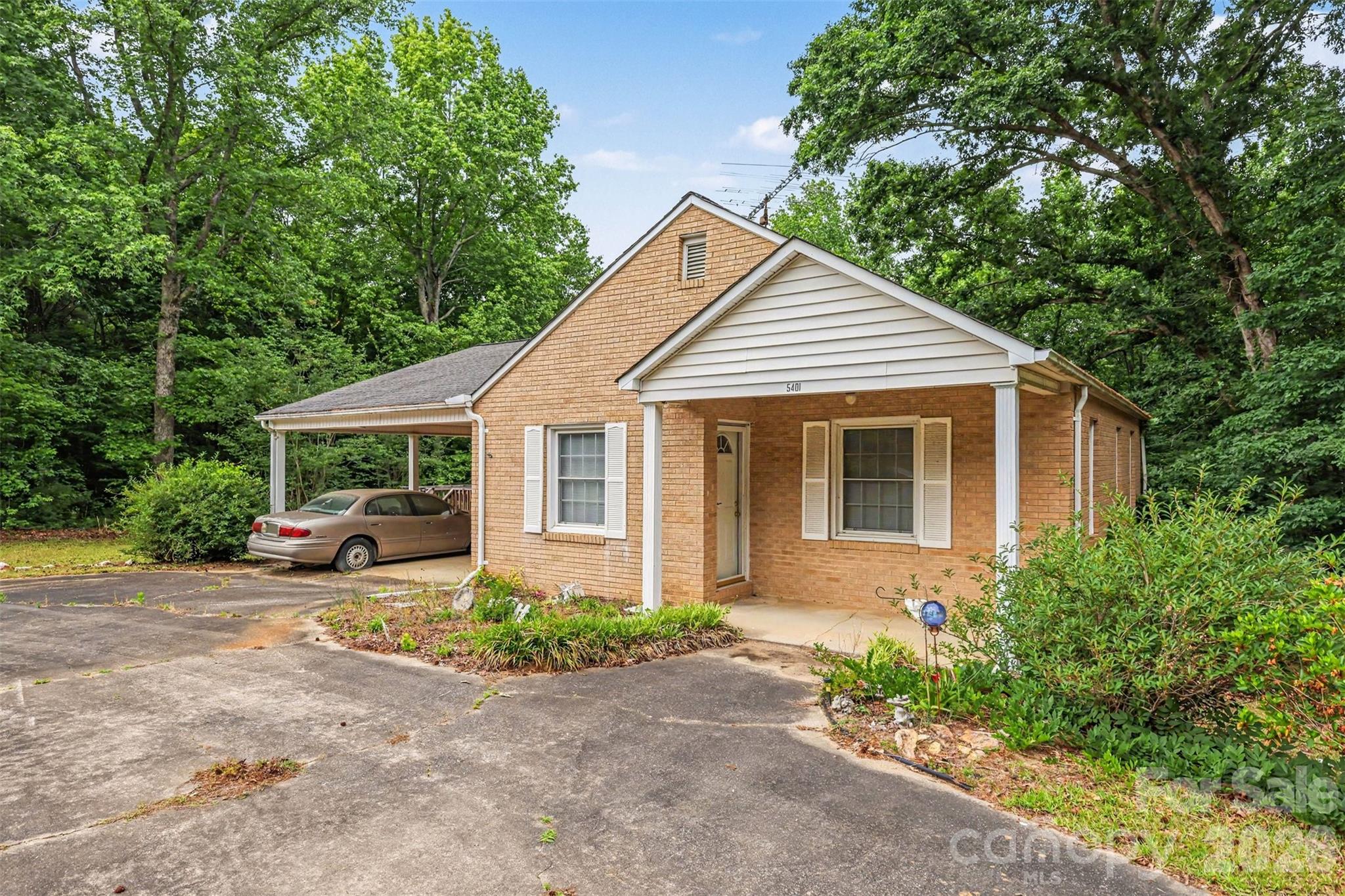 5401 Flat Creek Road Property Photo 2