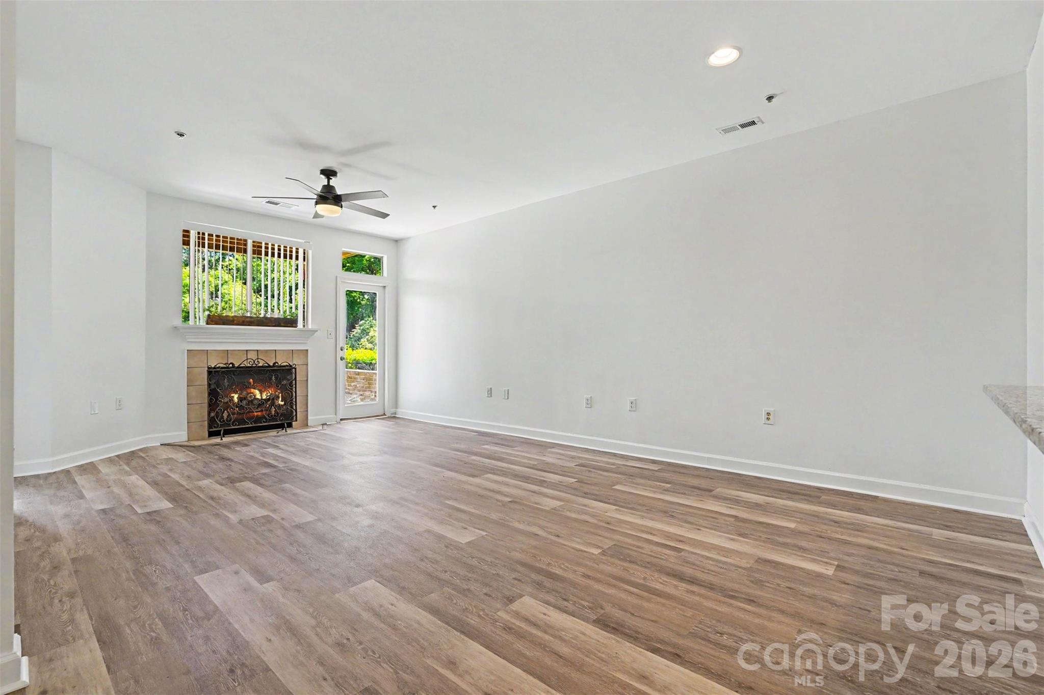 104 Pier 33 Drive 301 Property Photo 8