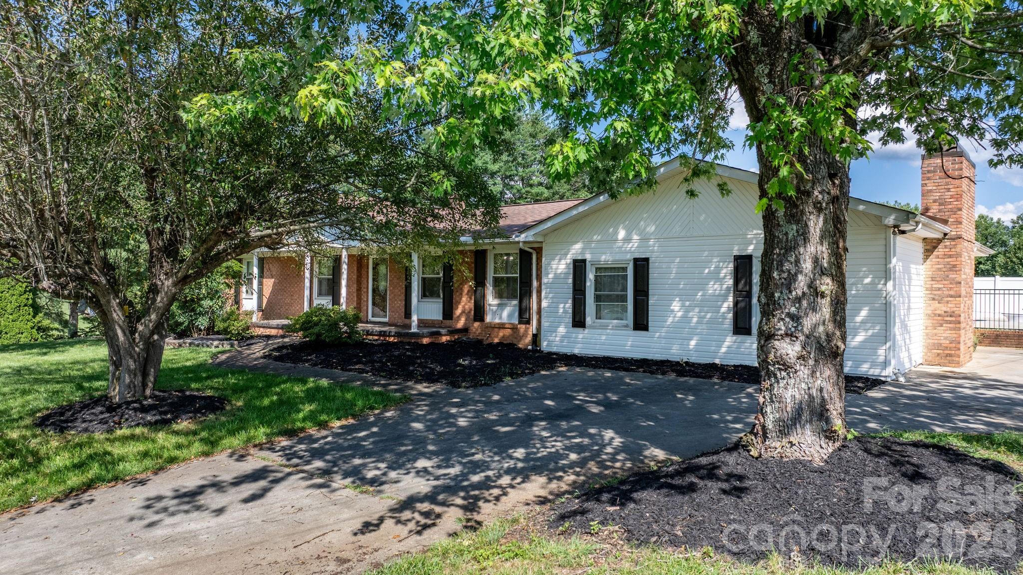 2596 Sweetbriar Circle Property Photo 3