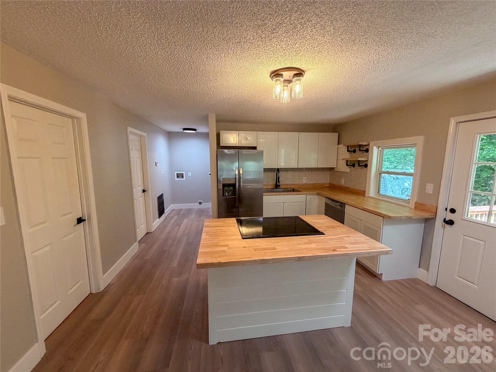 3910 Oakwood Circle Property Photo 2