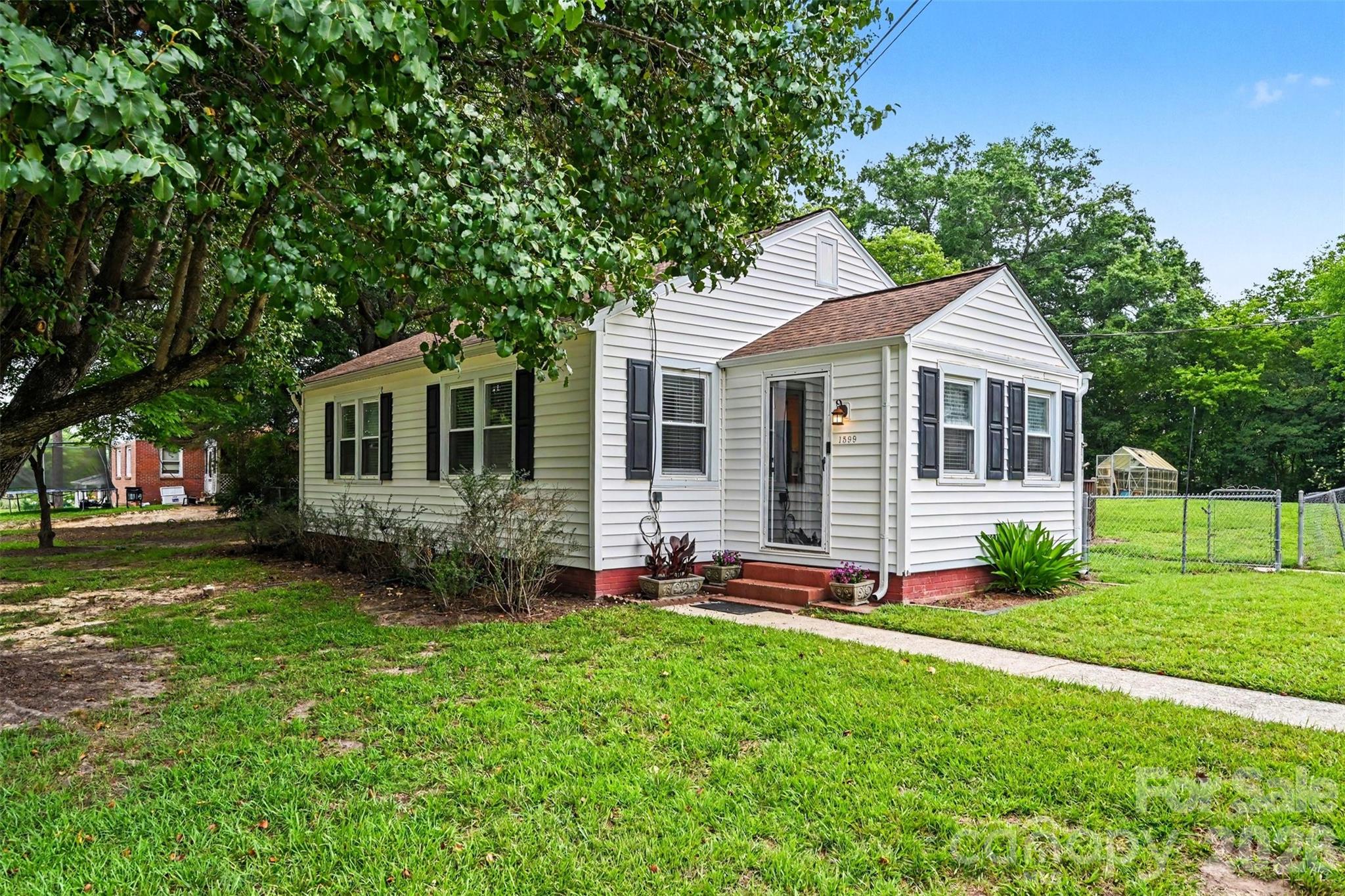 1599 Hillcrest Avenue Property Photo 1