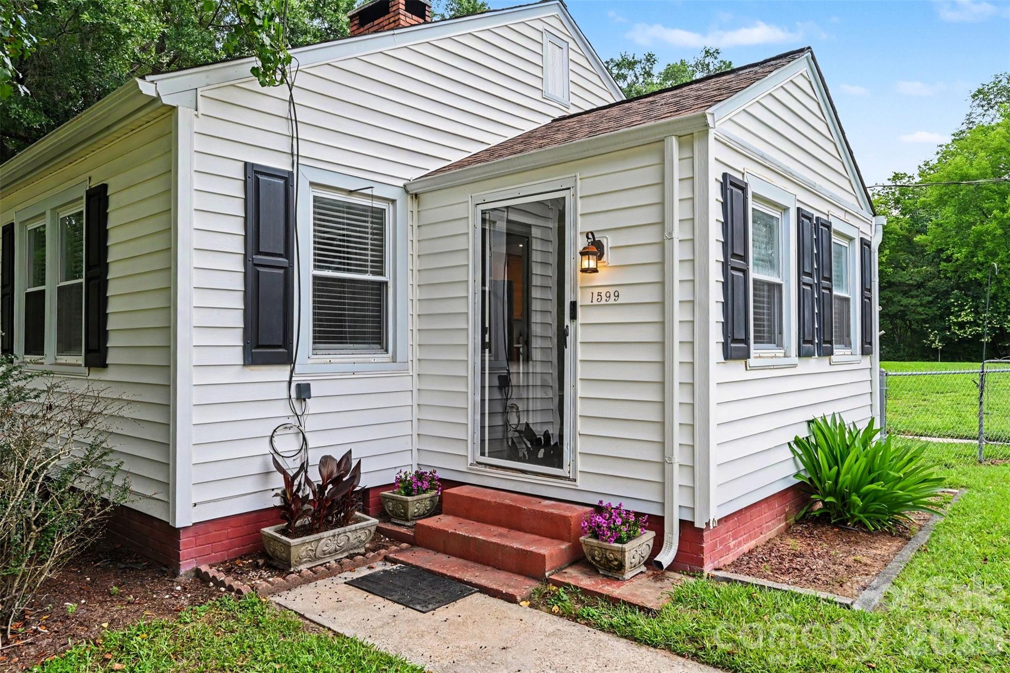 1599 Hillcrest Avenue Property Photo 3