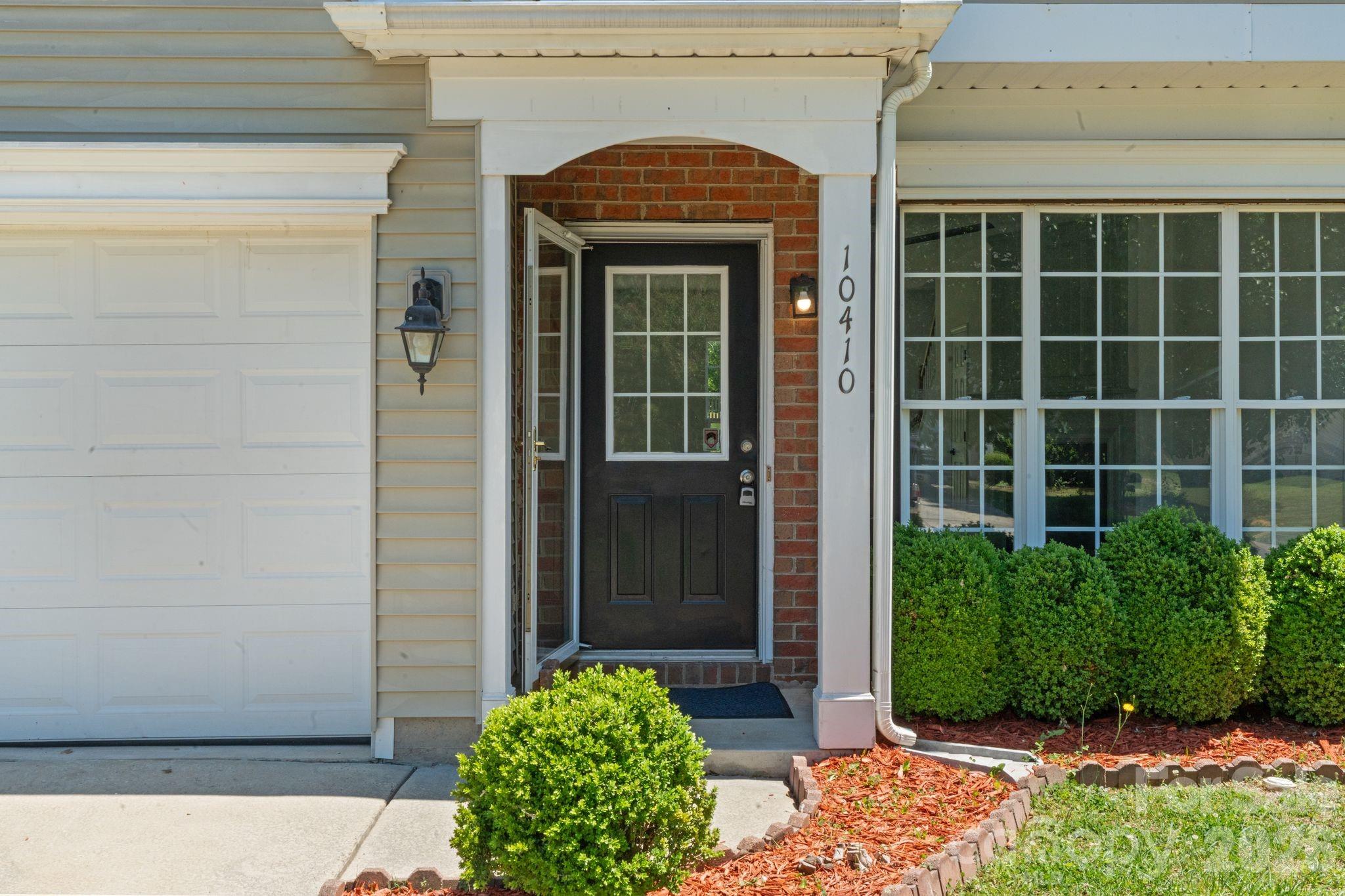 10410 Roundleaf Drive Property Photo 11