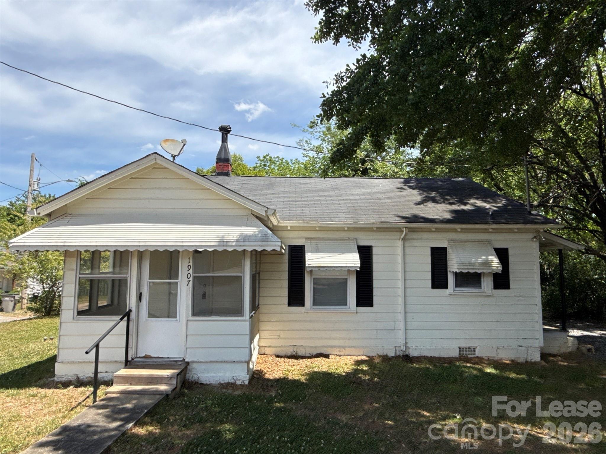 1907 E Elm Street Property Photo 1