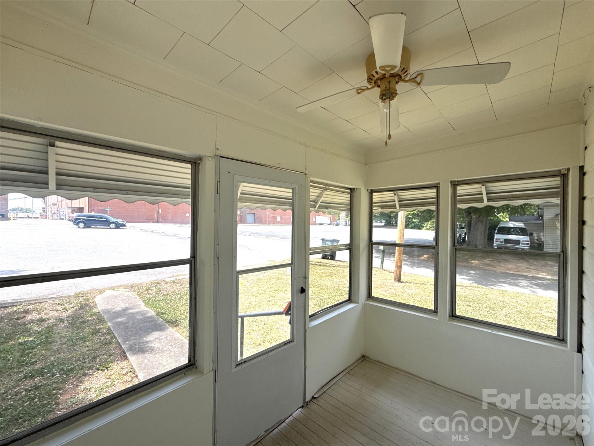 1907 E Elm Street Property Photo 12