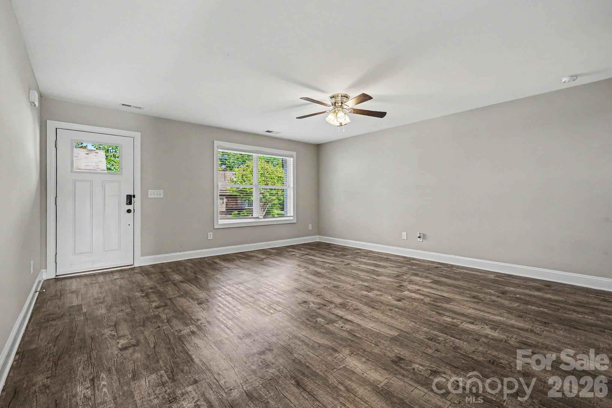 1573 Mayfair Drive Property Photo 3