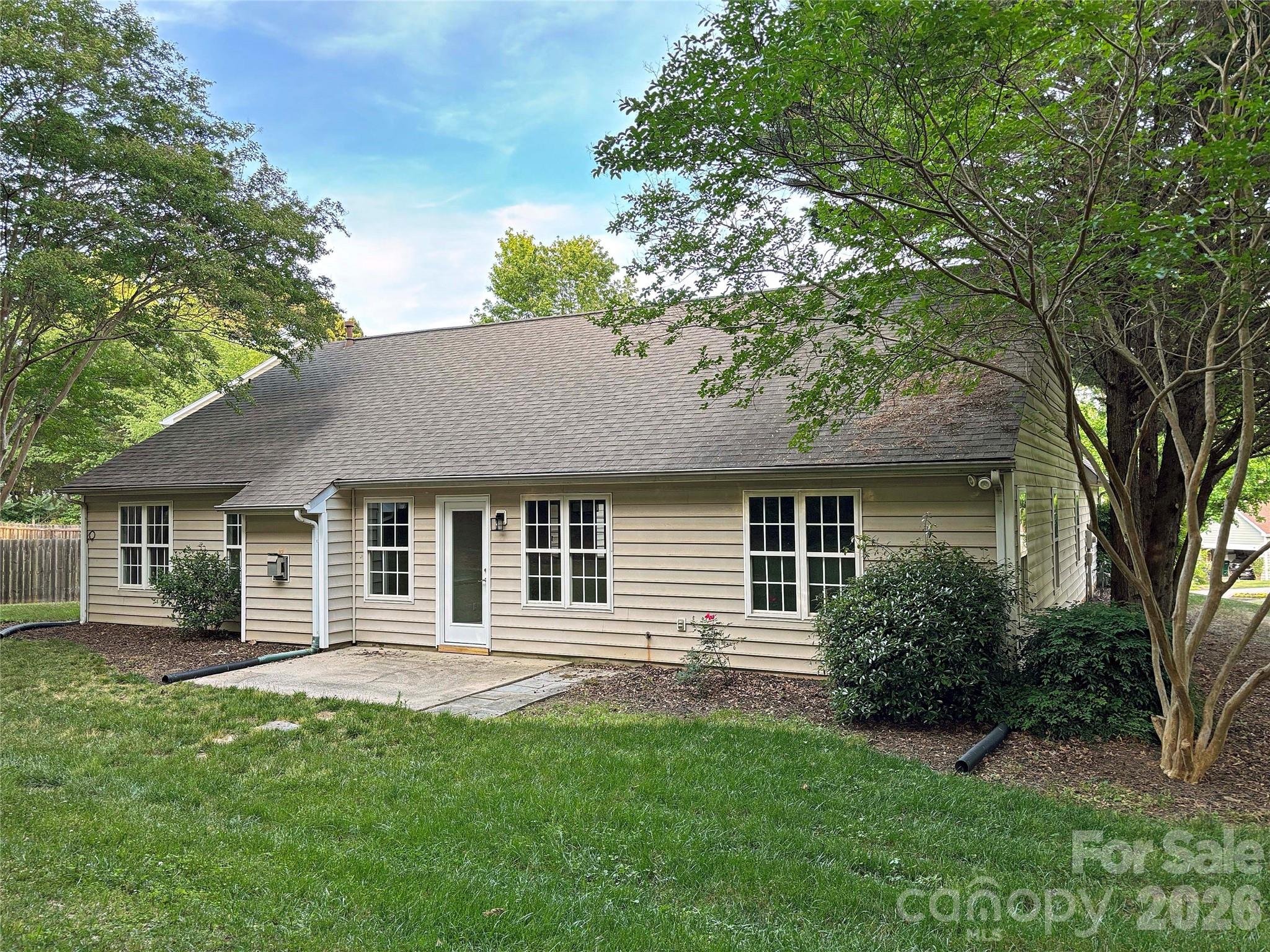450 Glencrest Drive Property Photo 3
