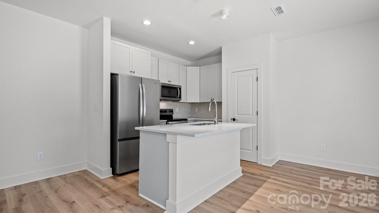 2160 Fieldcrest Avenue Property Photo 6