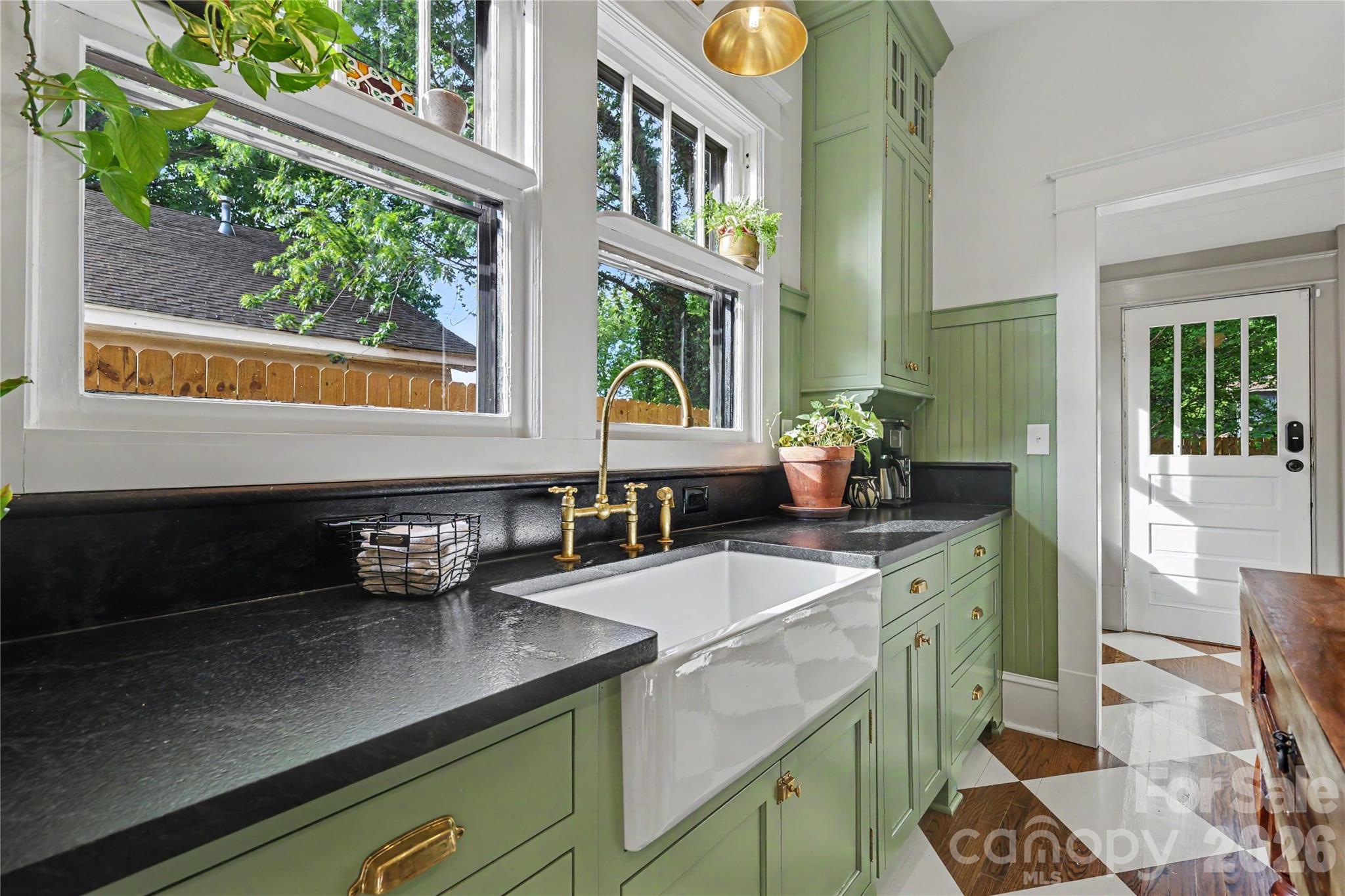 118 E Miller Street Property Photo 11