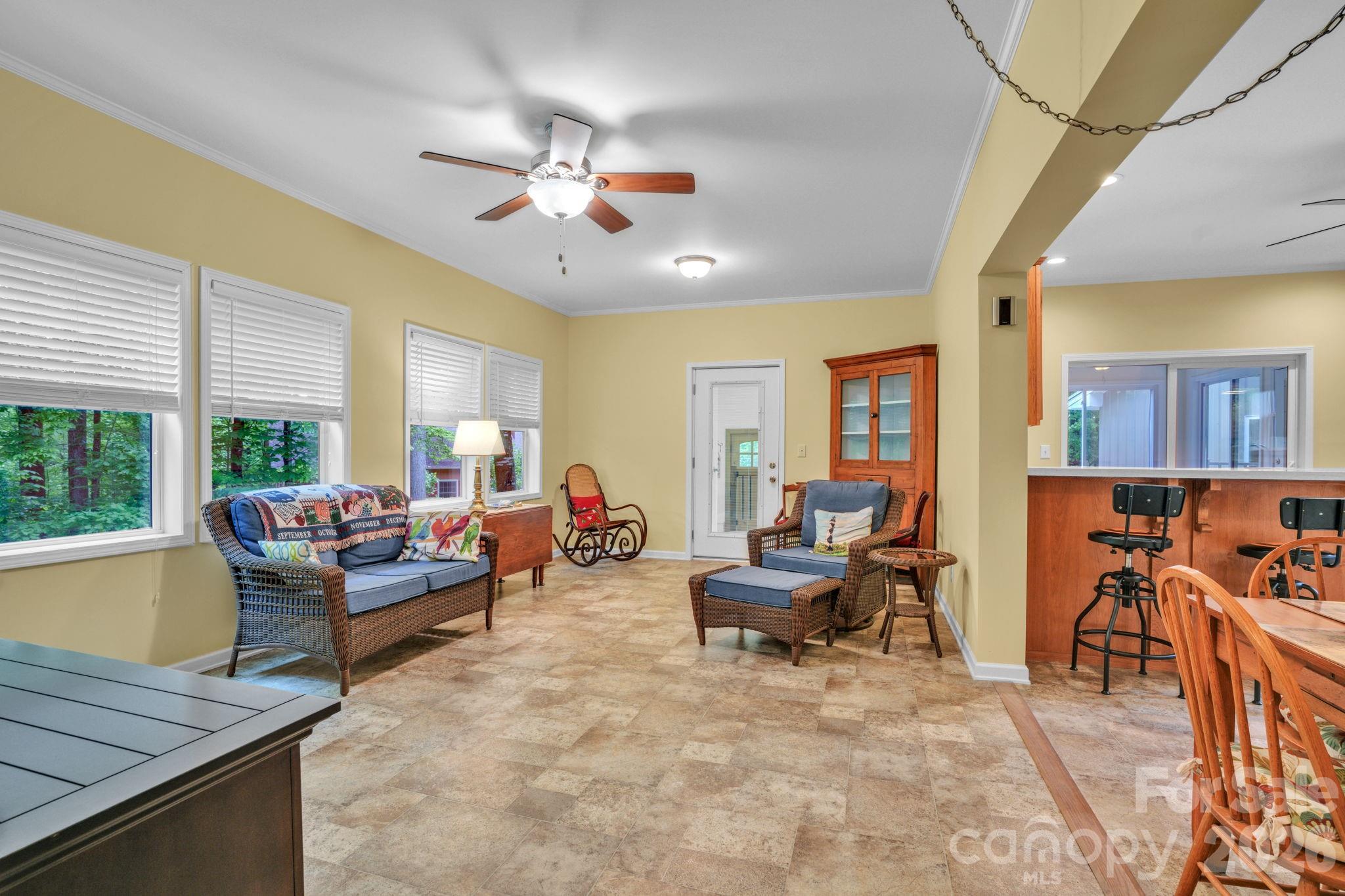 189 Friendly Circle Property Photo 6