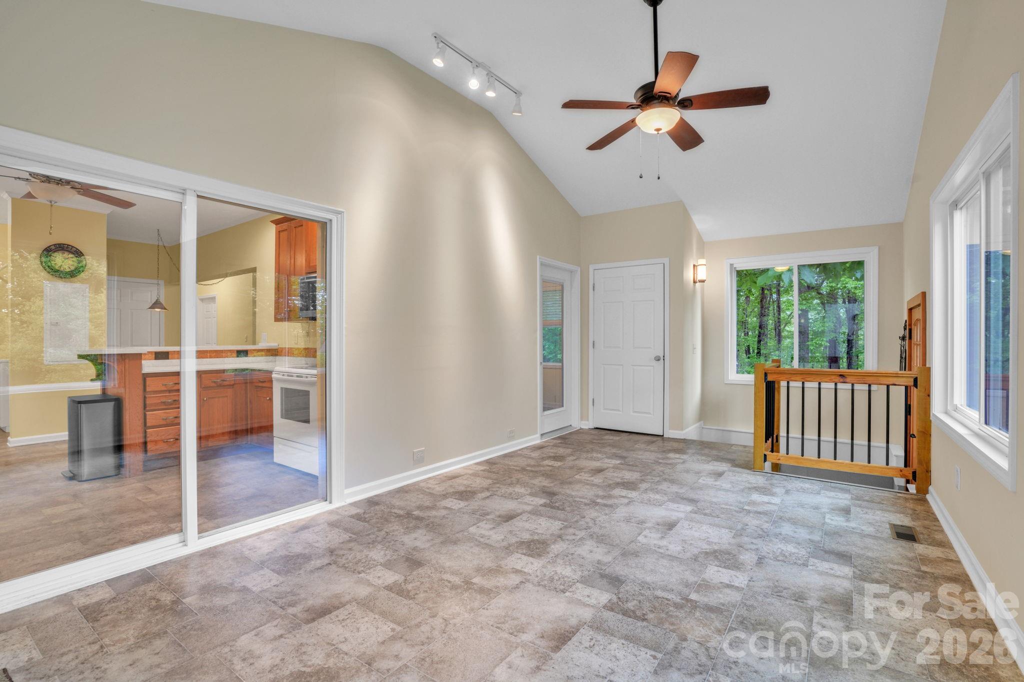 189 Friendly Circle Property Photo 9