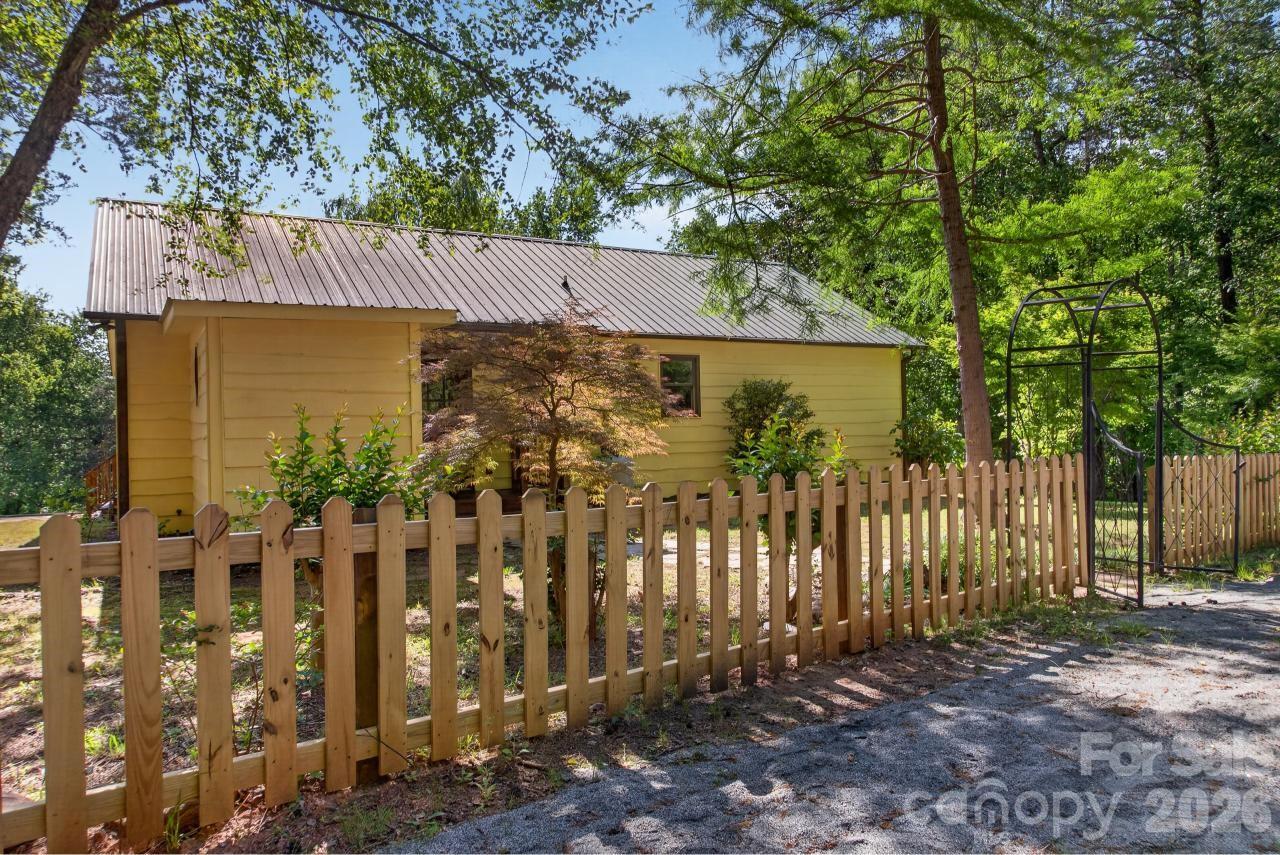 3205 Collinsville Road Property Photo 8