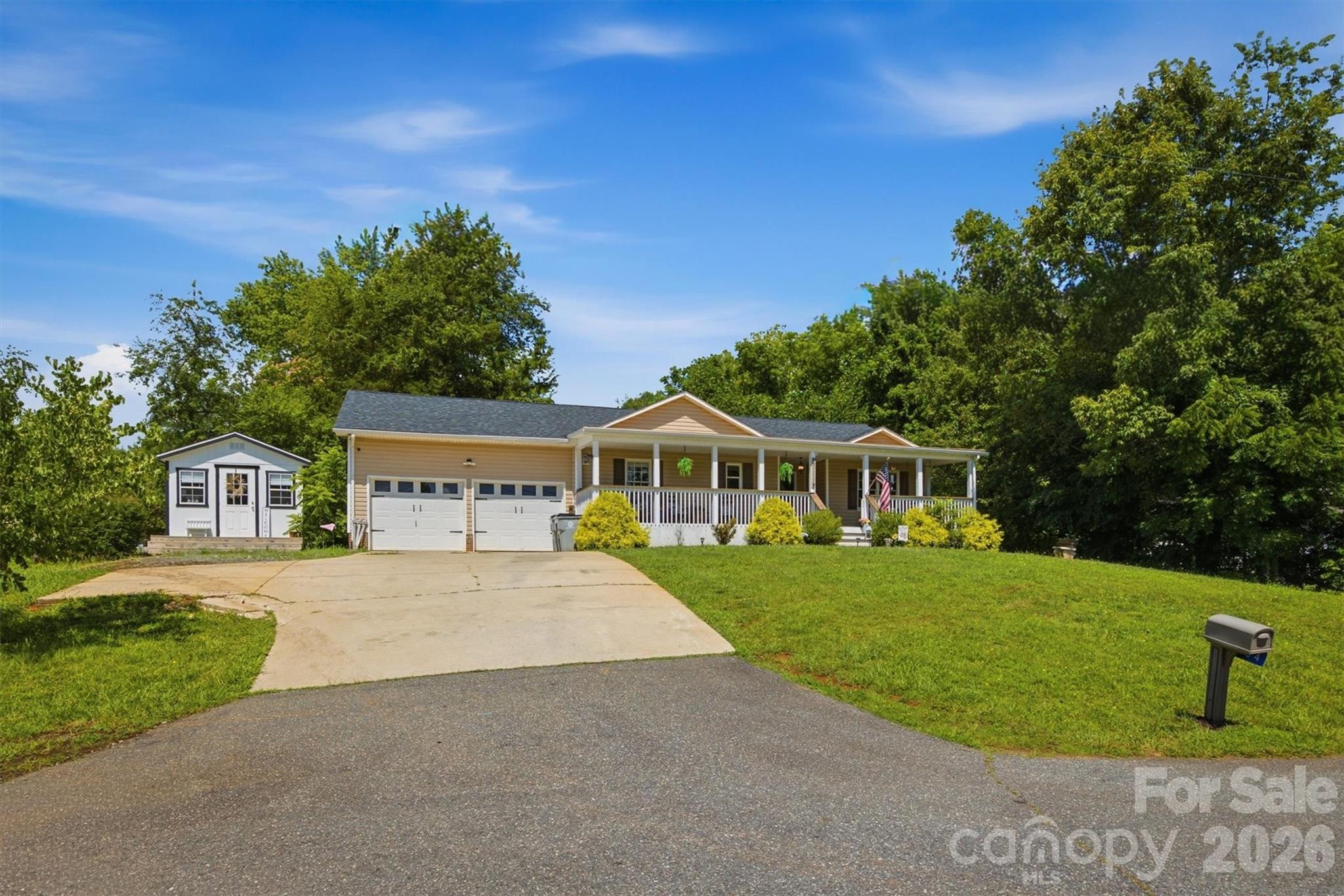 1404 Castle Court Property Photo 2
