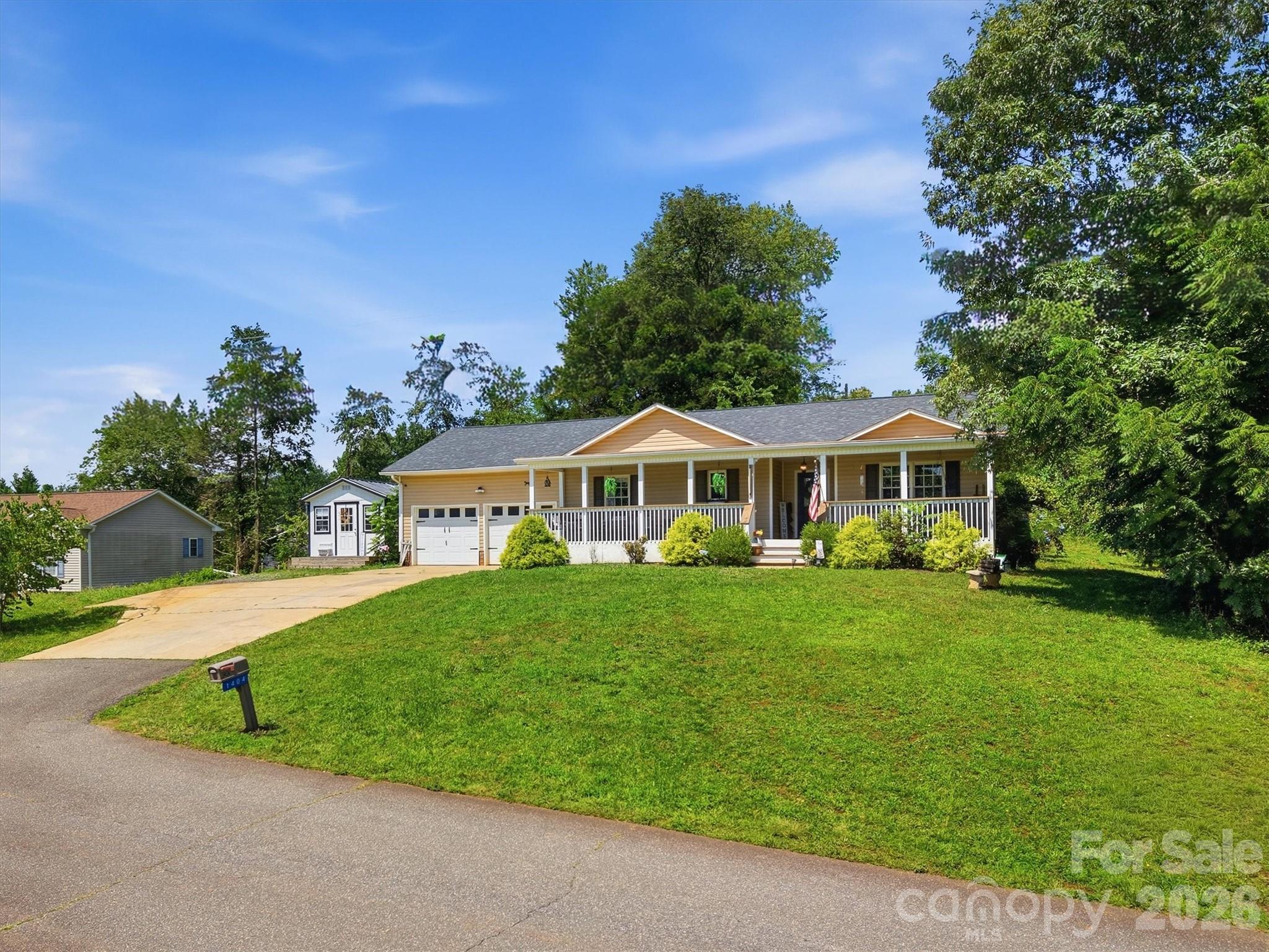 1404 Castle Court Property Photo 3