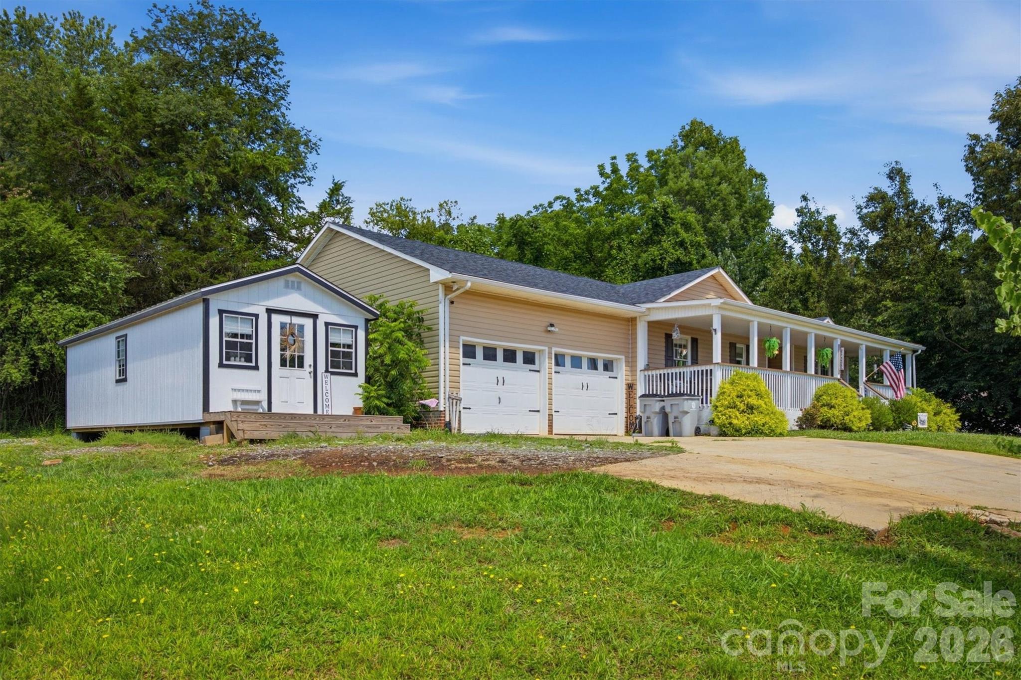 1404 Castle Court Property Photo 4