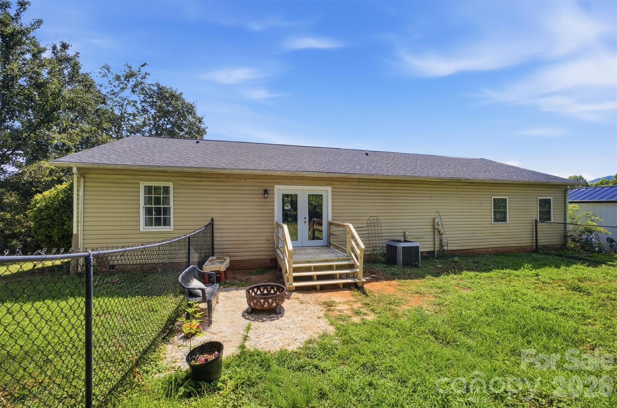 1404 Castle Court Property Photo 5