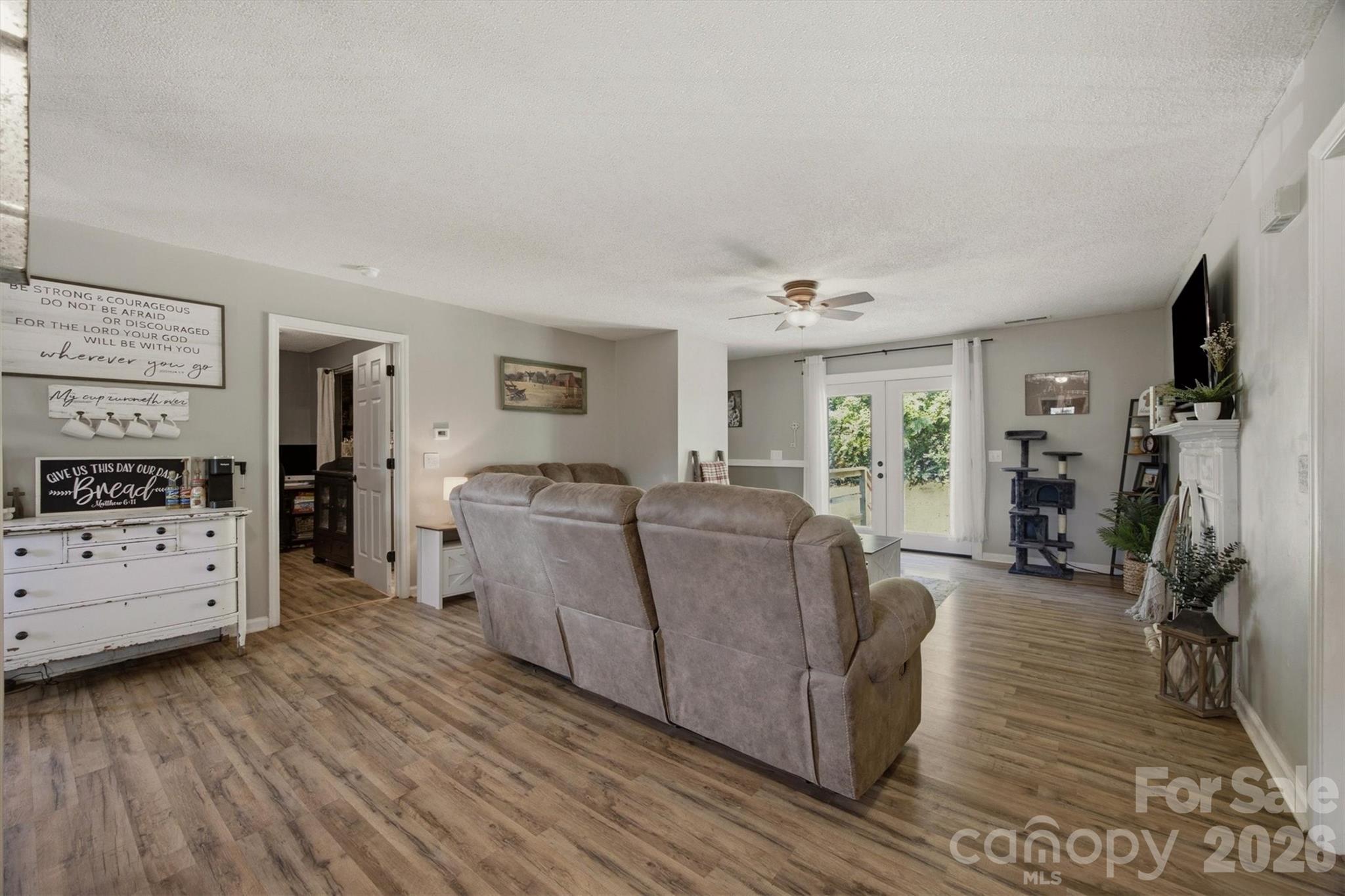 1404 Castle Court Property Photo 9