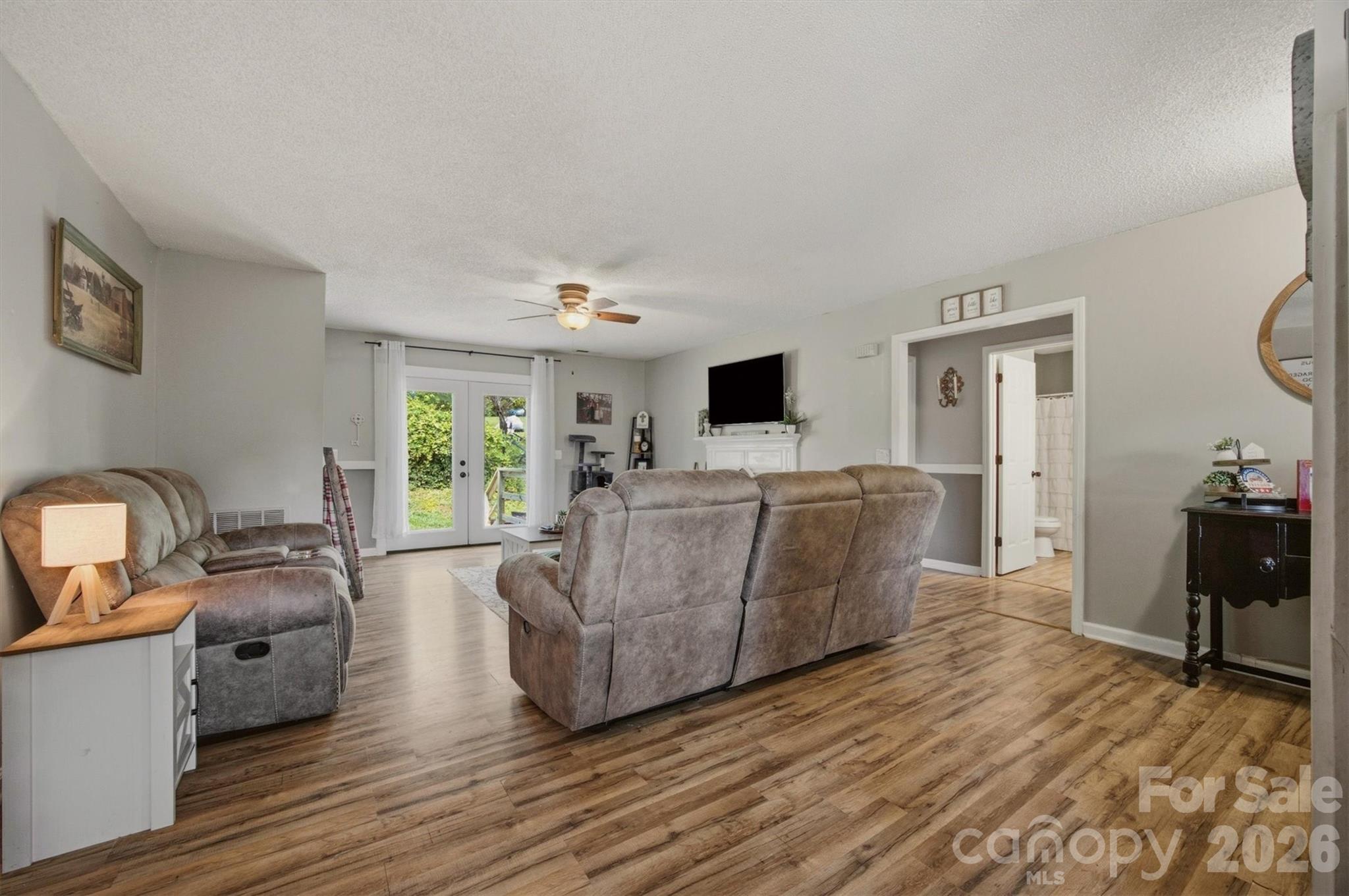 1404 Castle Court Property Photo 12