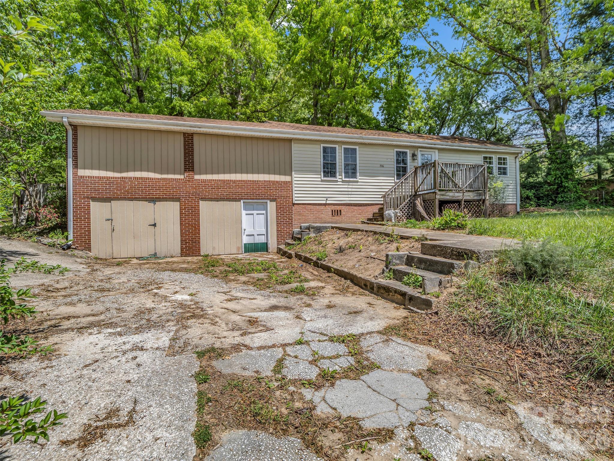 1916 Old Spartanburg Road Property Photo 2