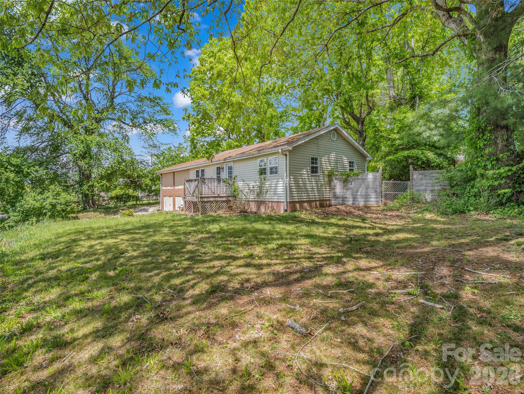 1916 Old Spartanburg Road Property Photo 3