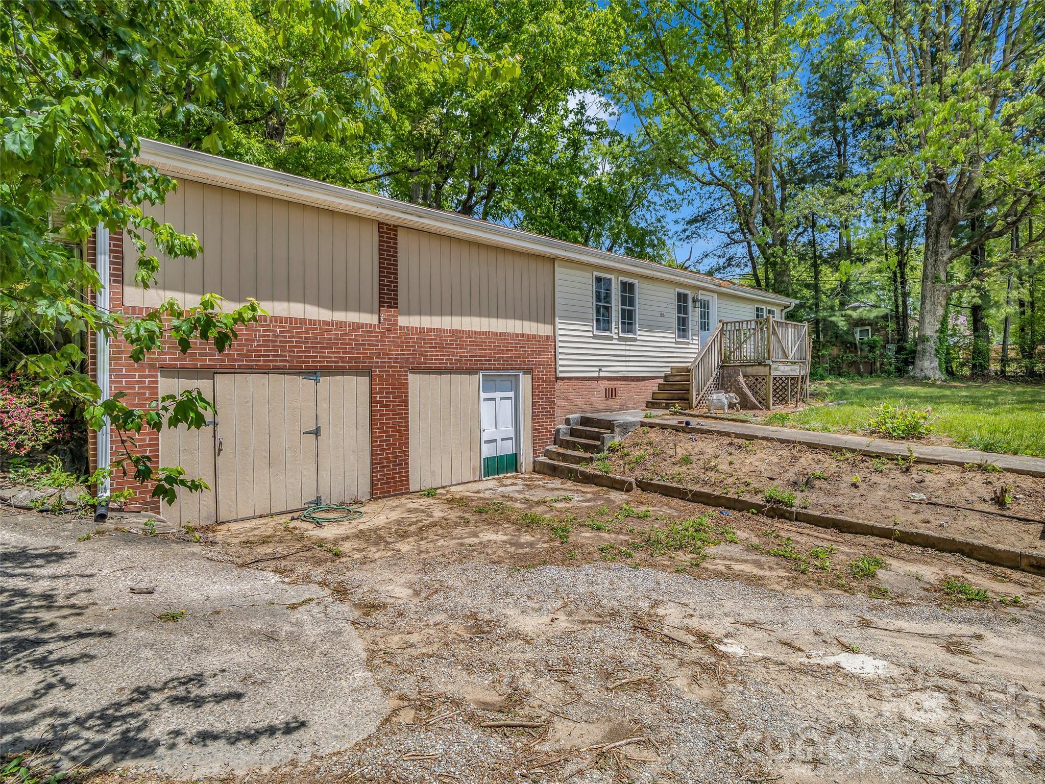 1916 Old Spartanburg Road Property Photo 4